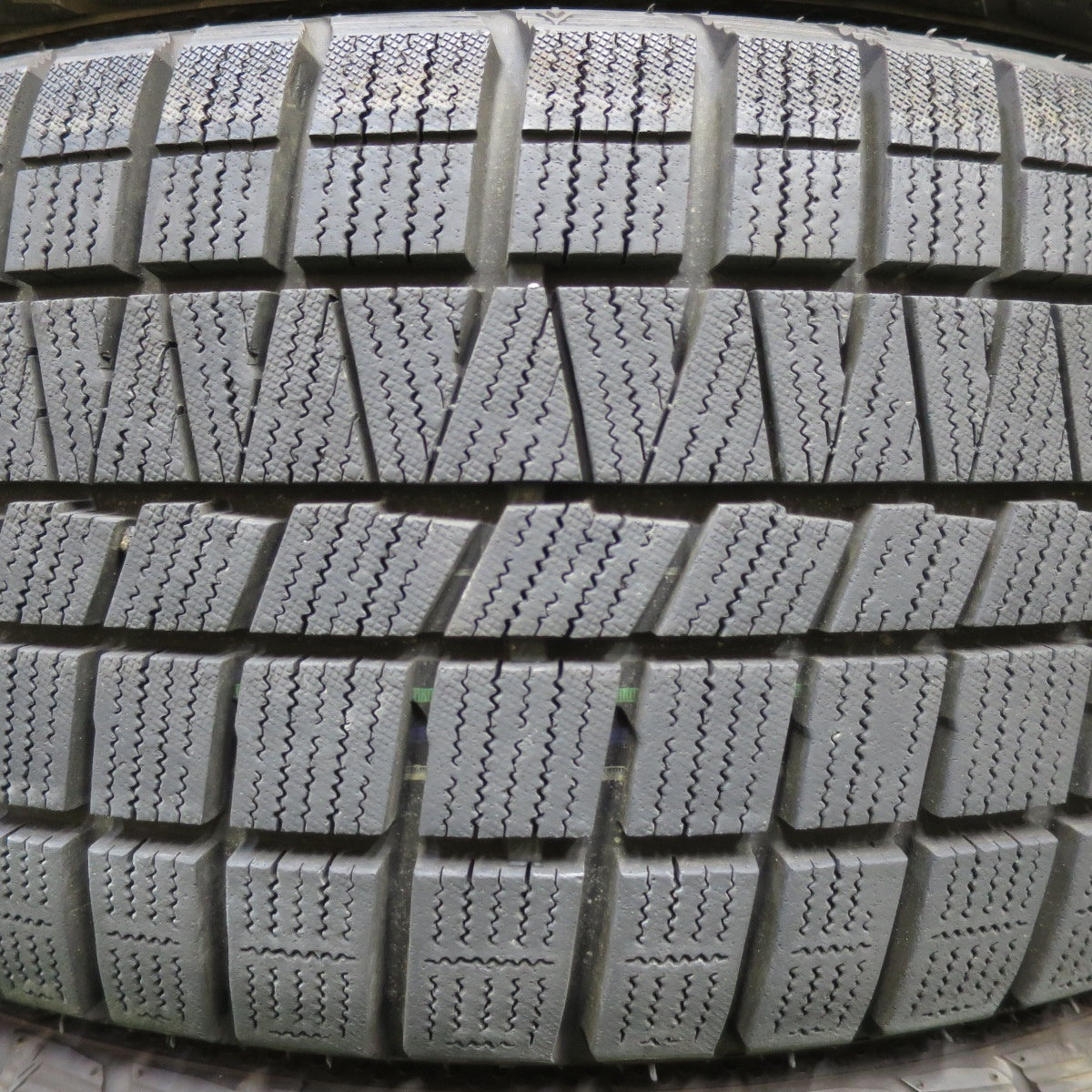 [送料無料] 超バリ溝！ほぼ10分★VW ワーゲン R32 ゴルフ 純正 225/40R18 スタッドレス ナンカン CORSAFA 18インチ PCD100/5H★4102109イス