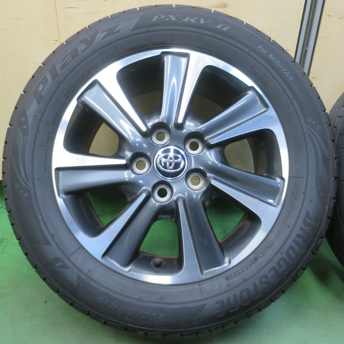 バリ溝！24年！キレイ！9.5分◎トヨタ 80系 ノア ヴォクシー 純正 205/60R16 ブリヂストン プレイズ PX-RV2 16インチ PCD114.3/5H◎6063004イノ