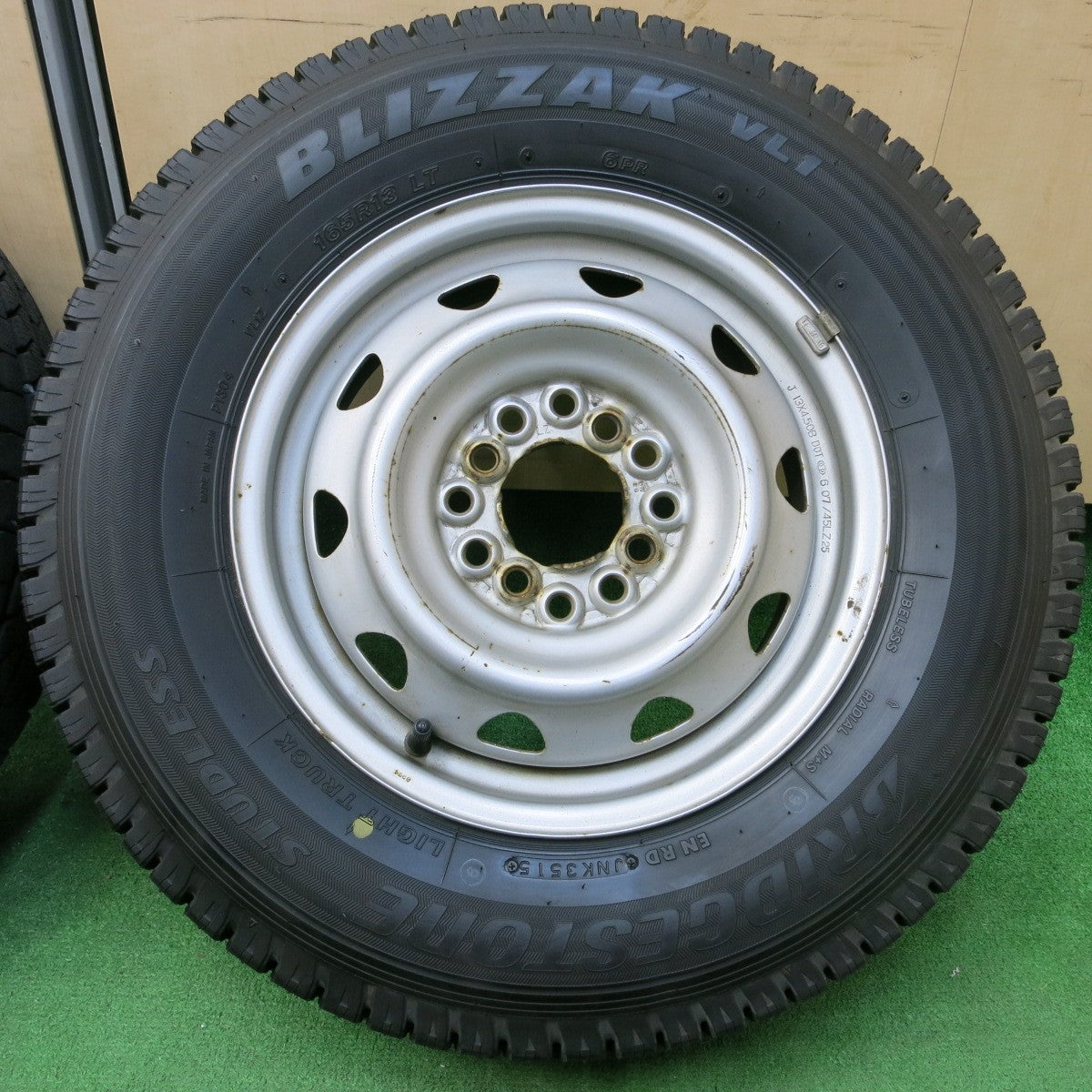 *送料無料* バリ溝！20年！9.5分★スタッドレス 165R13 6PR ブリヂストン ブリザック VL1 スチール 13インチ PCD100 110 114.3/4H マルチ★4042906イス