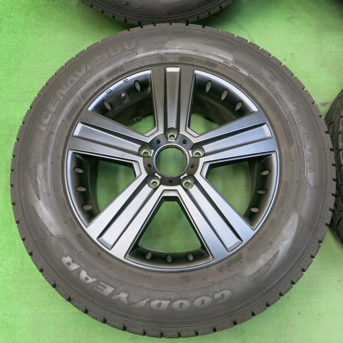 [送料無料] バリ溝！キレイ！9.5分★ベンツ ゲレンデ 等 Euro Premium 265/60R18 スタッドレス グッドイヤー アイスナビ SUV ユーロプレミアム PCD130/5H★4091601ナス