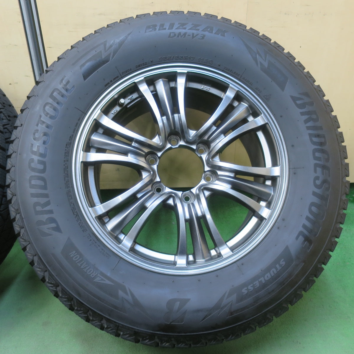バリ溝！23年！キレイ！9.5分★スタッドレス 265/65R17 ブリヂストン ブリザック DM-V3 BAZALT X TYPE2 バザルト タイプ2 17インチ PCD139.7/6H★6040708イス