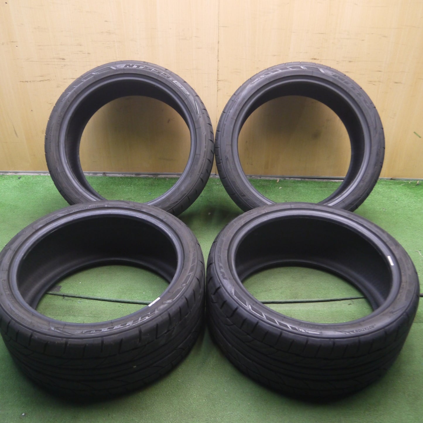 *送料無料* バリ溝！21年！9.5分★245/40R20 275/35R20 ニットー NT555 G2 タイヤ 20インチ レクサス LS BMW 7シリーズ 等★4042215Hノタ