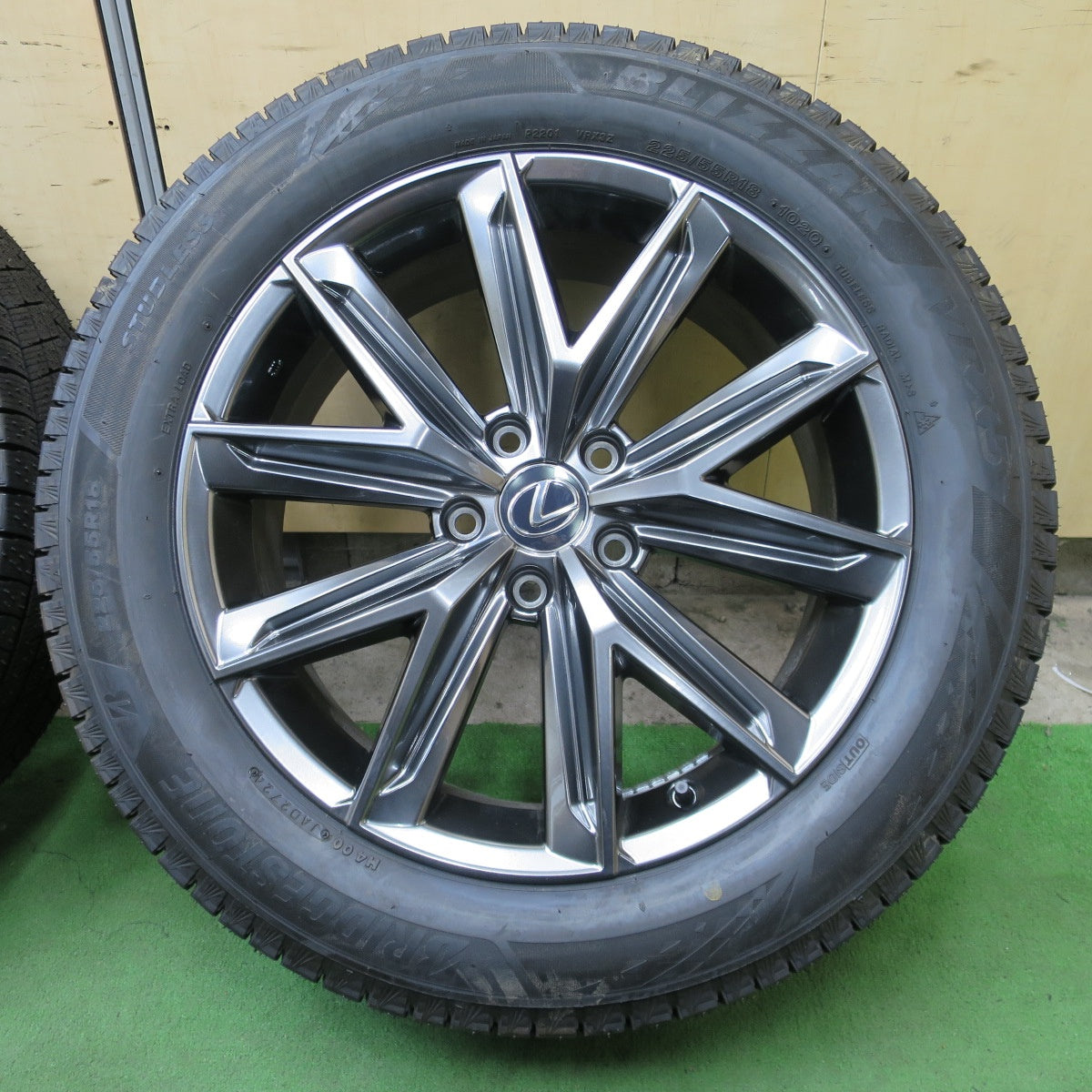 ほぼ未使用！24年！キレイ！センサー付◎レクサス LBX 純正 225/55R18 スタッドレス ブリヂストン ブリザック VRX3 18インチ PCD114.3/5H◎6101901NGス
