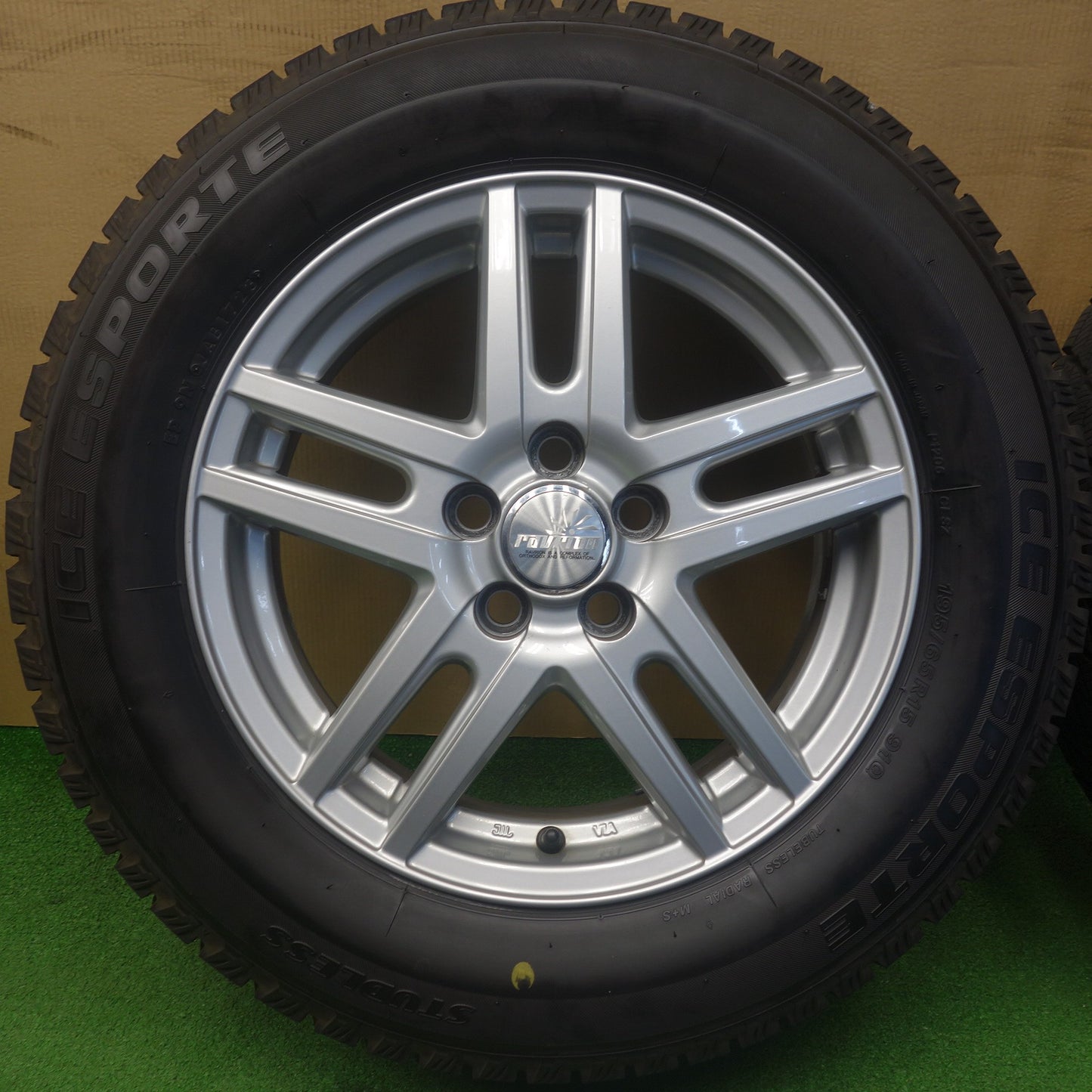 バリ溝！23年！9.5分★プリウス 等 195/65R15 スタッドレス アイス エスポルテ ravrion ラブリオン 15インチ PCD100/5H★6040602KTス