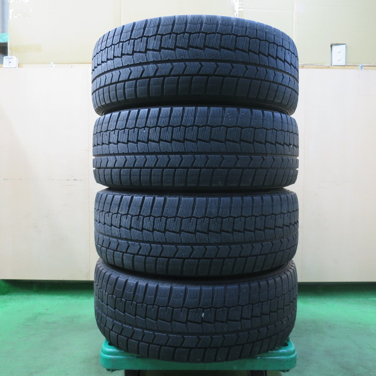 [送料無料] バリ溝！キレイ！8.5分★スタッドレス 235/50R18 ダンロップ ウインターマックス WM02 AXEL アクセル 18インチ PCD114.3/5H★5012515イス