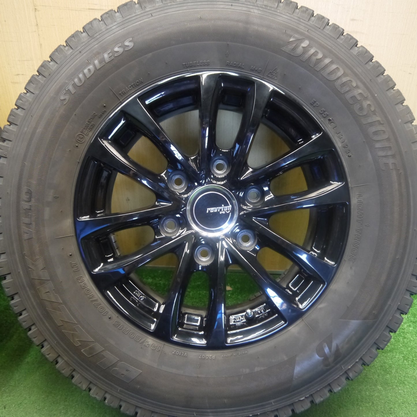 バリ溝！23年！キレイ！9.5分★スタッドレス 195/80R15 107/105N ブリヂストン ブリザック VL10 ravrion RV ラブリオン 15インチ PCD139.7/6H★6052905Hス