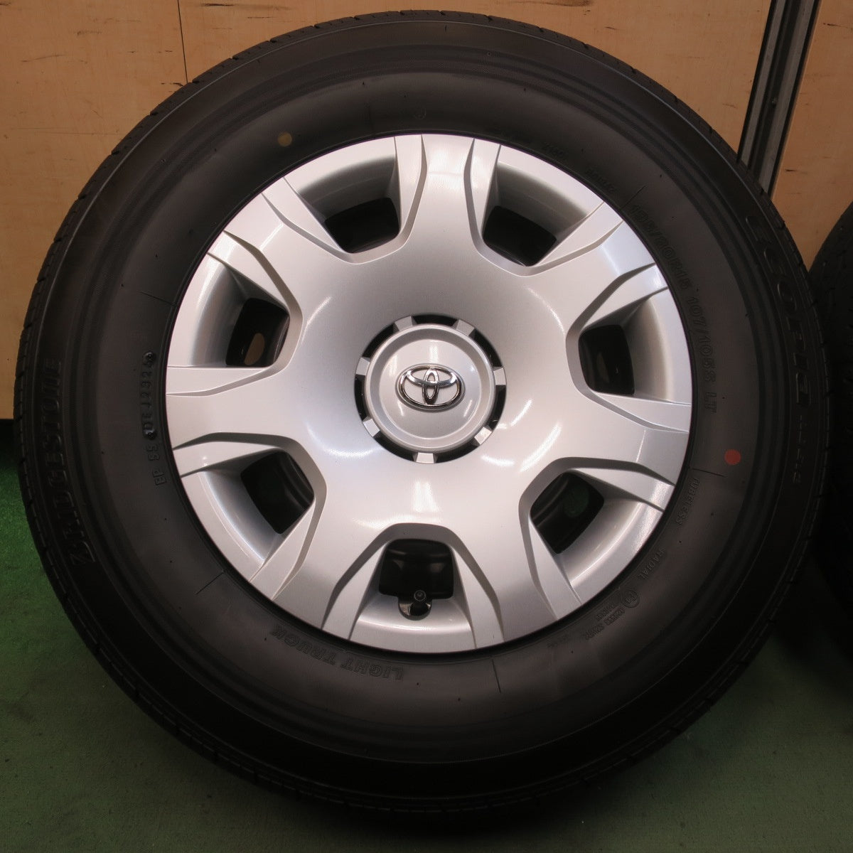 新車外し！26年◎トヨタ 200系 ハイエース 純正 スチール 195/80R15 107/105S ブリヂストン エコピア RD613 15インチ PCD139.7/6H◎6091504IMノ