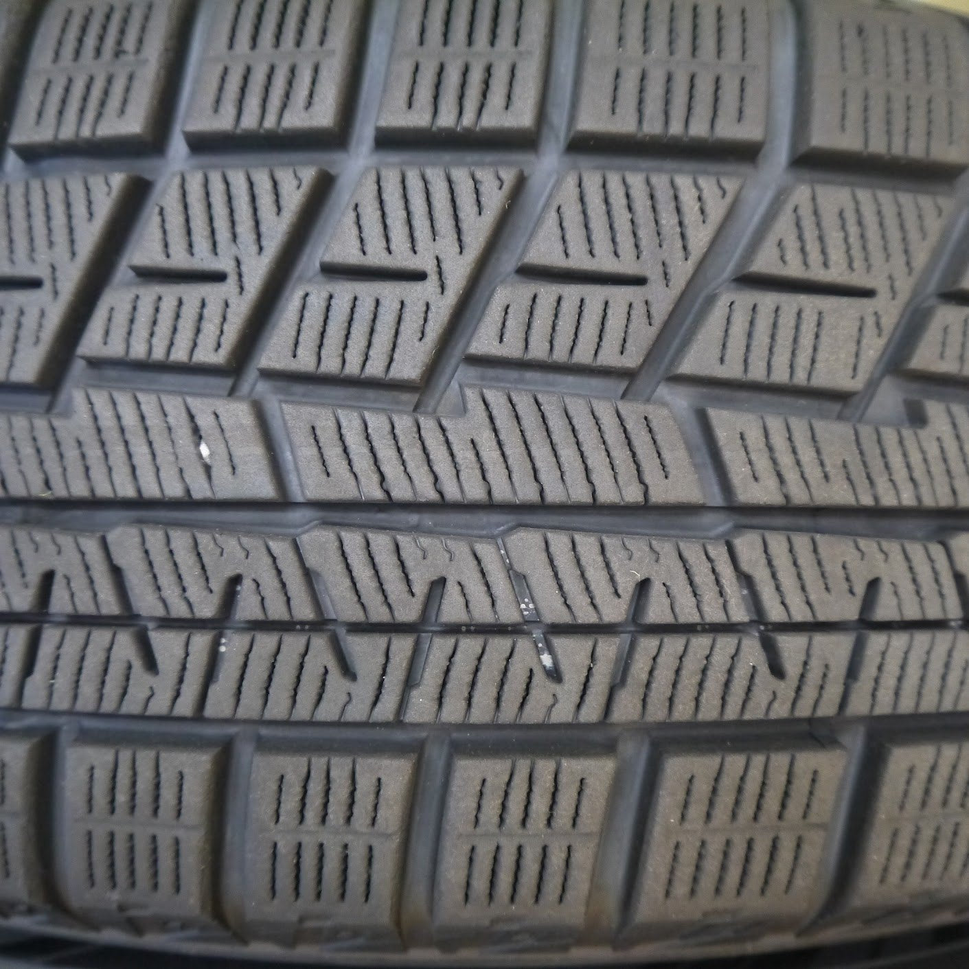 バリ溝！22年 9.5分★プリウス等 195/65R15 スタッドレス ヨコハマ アイスガード iG60 エクシーダー PCD100/5H★4102507Hス