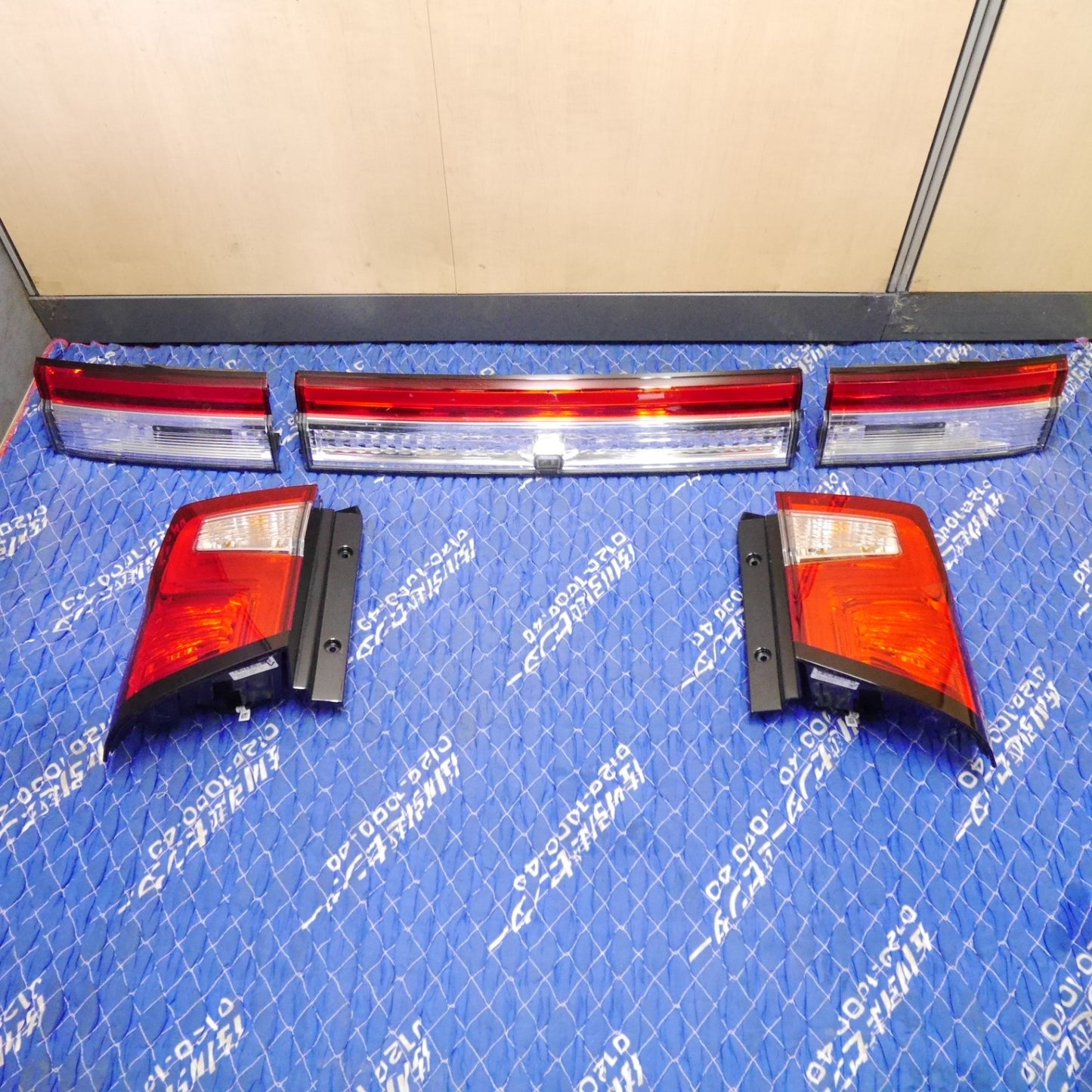 [送料無料] 1台分！5点セット！キレイ☆三菱 デリカ D:5 後期 純正 リア ガーニッシュ フィニッシャー テールライト 1149-227 1143-232 L R EFM 924-01010 924-01020☆