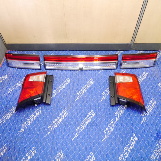 [送料無料] 1台分！5点セット！キレイ☆三菱 デリカ D:5 後期 純正 リア ガーニッシュ フィニッシャー テールライト 1149-227 1143-232 L R EFM 924-01010 924-01020☆