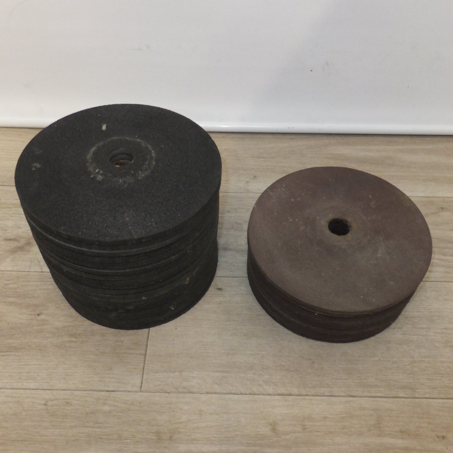 [送料無料] 未使用★グラインダー用 砥石 180mm　メーカー 形式 不明　茶色 11枚　黒色 21枚　セット★