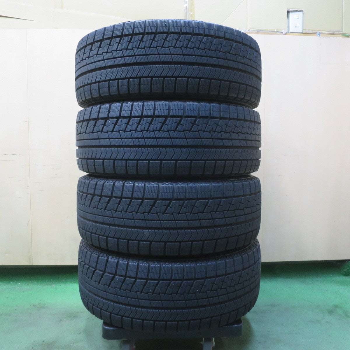 バリ溝！キレイ！9.5分以上★スタッドレス 225/55R17 ブリヂストン ブリザック VRX BALMINUM DS-M バルミナ 17インチ PCD114.3/5H★6041406イス