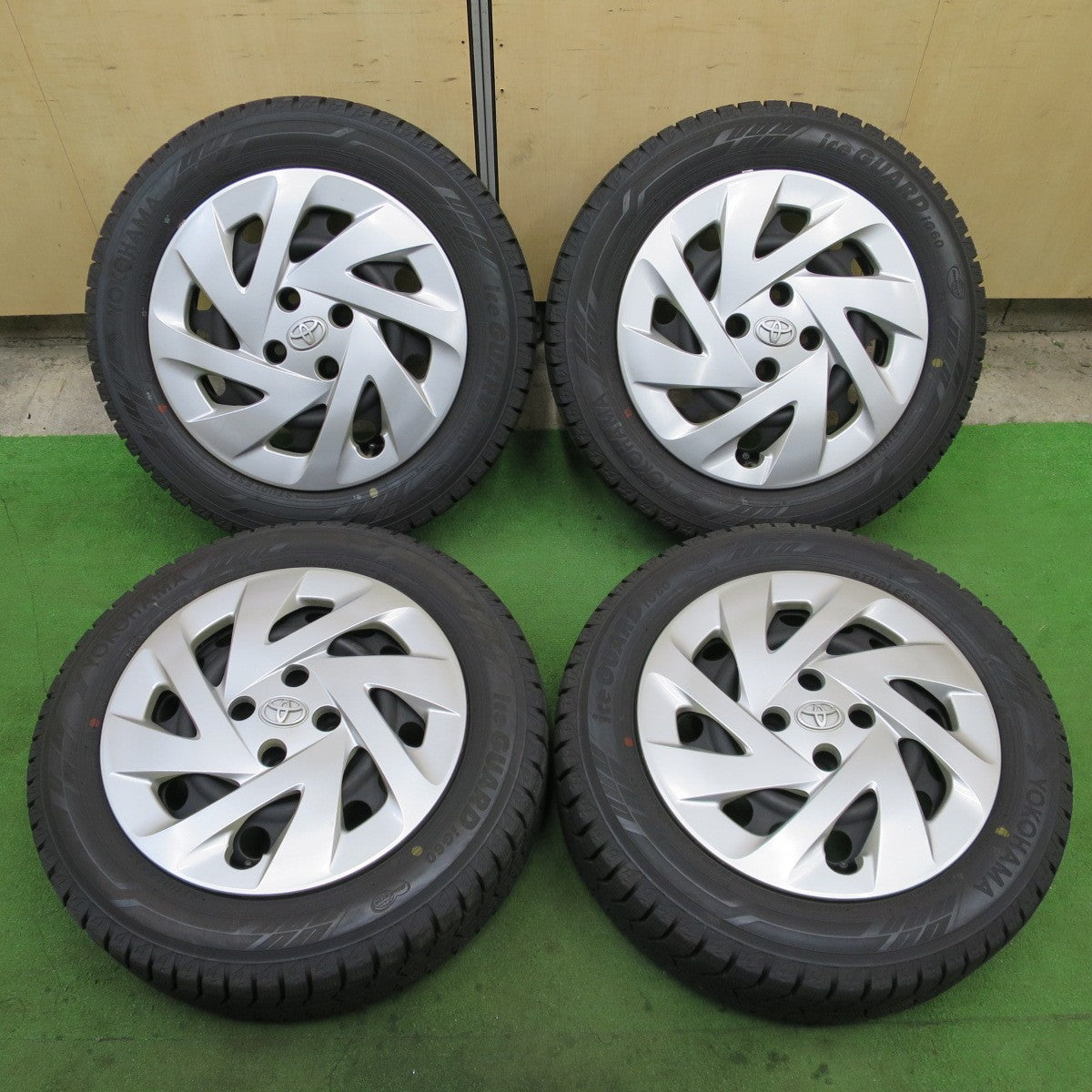 超バリ溝！22年！キレイ！ほぼ10分★トヨタ アクア 純正 スチール 185/60R15 スタッドレス ヨコハマ アイスガード iG60 15インチ PCD100/4H★6022501ナス