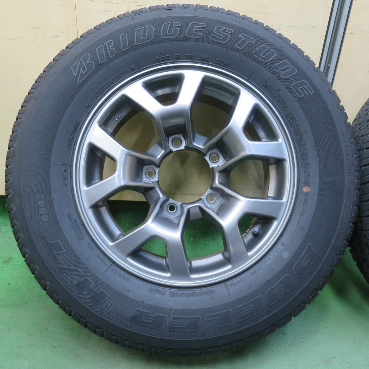 バリ溝！キレイ！8.5分★スズキ JB74W ジムニー シエラ 純正 195/80R15 ブリヂストン デューラー H/T 684Ⅱ DUELER 15インチ PCD139.7/5H★6040901イノ
