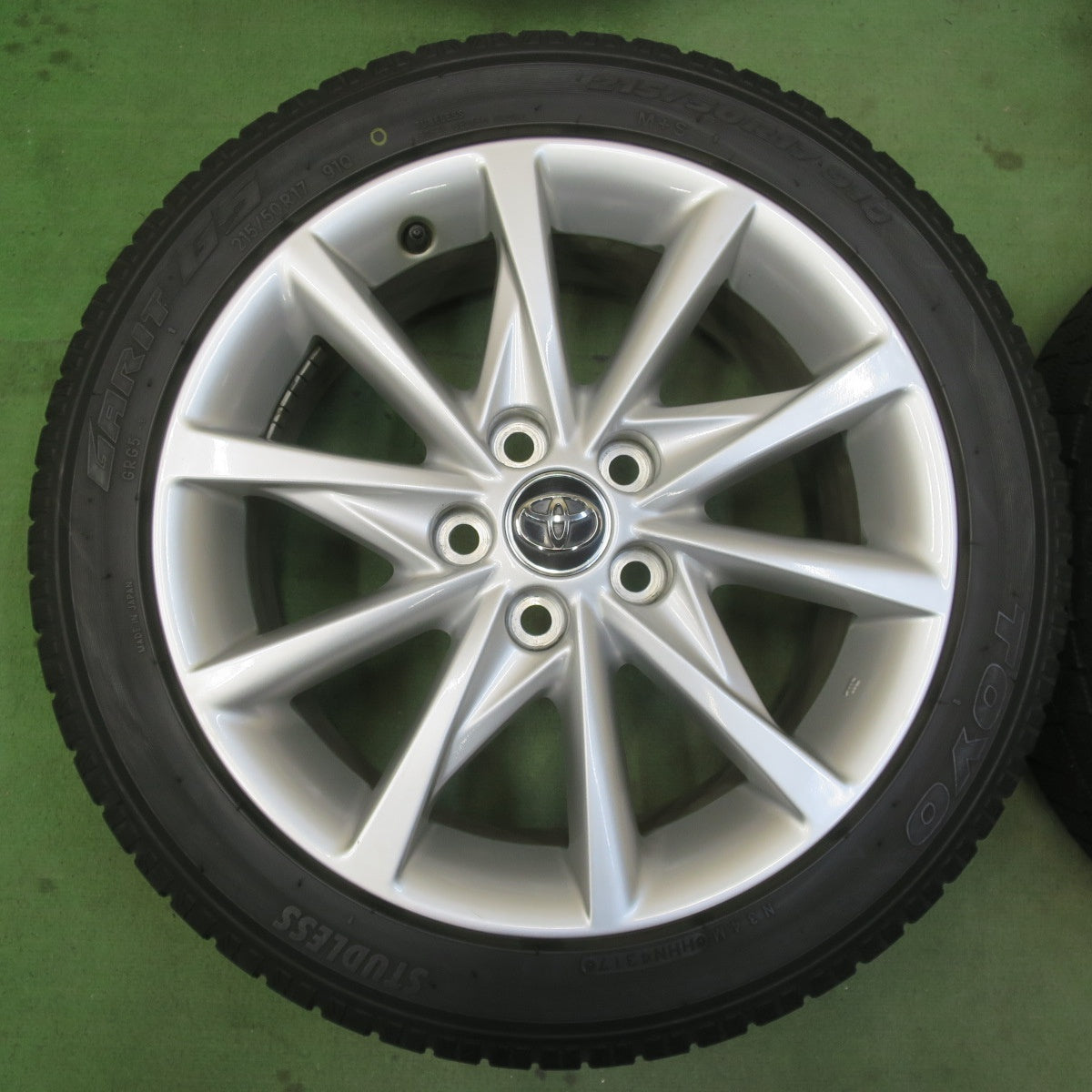 バリ溝！キレイ！9.5分★トヨタ プリウスα 純正 215/50R17 スタッドレス トーヨー ガリット G5 17インチ PCD114.3/5H★6032304イス