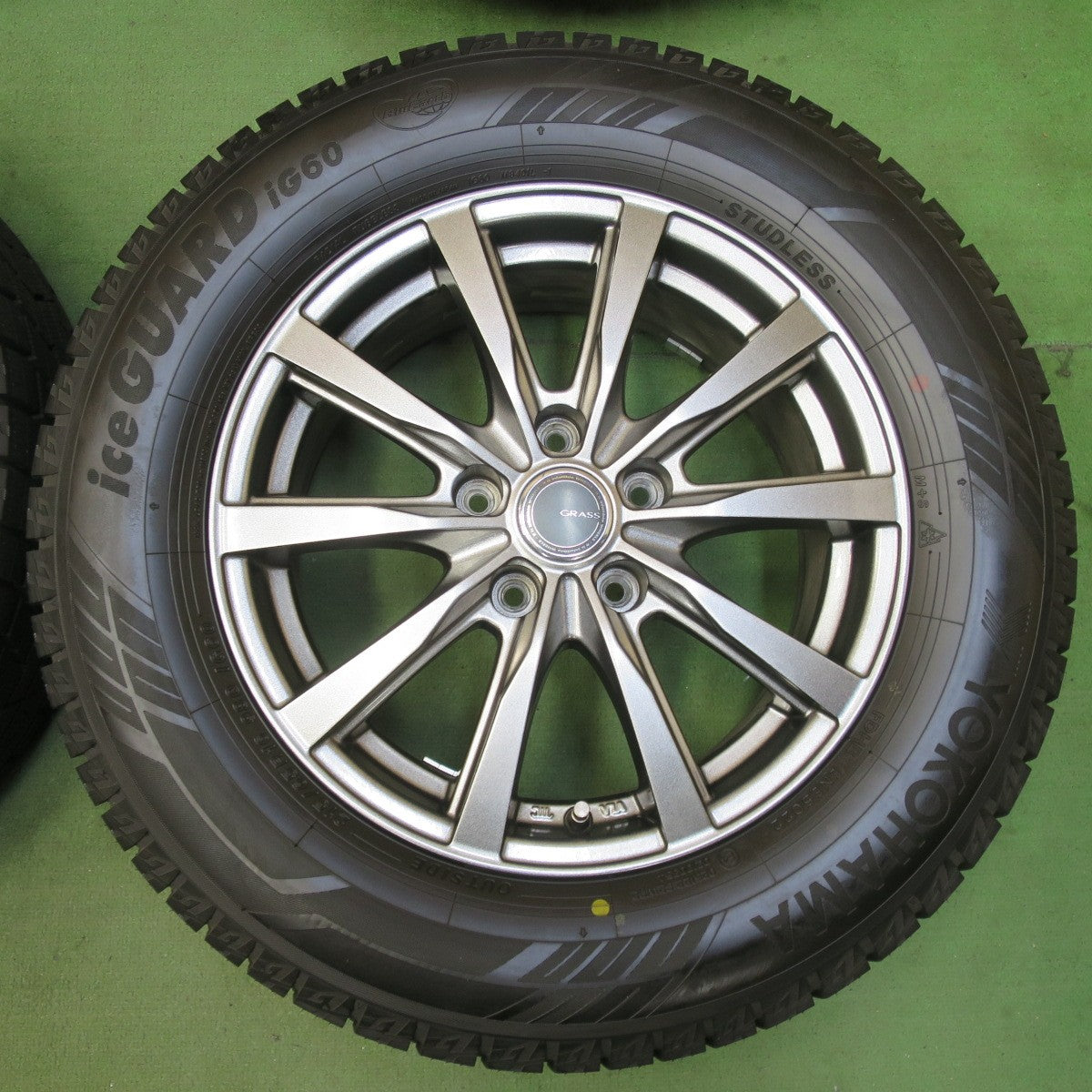 ほぼ未使用！22年！キレイ★スタッドレス 215/65R16 ヨコハマ アイスガード iG60 GRASS グラス 16インチ PCD114.3/5H★5103112イス