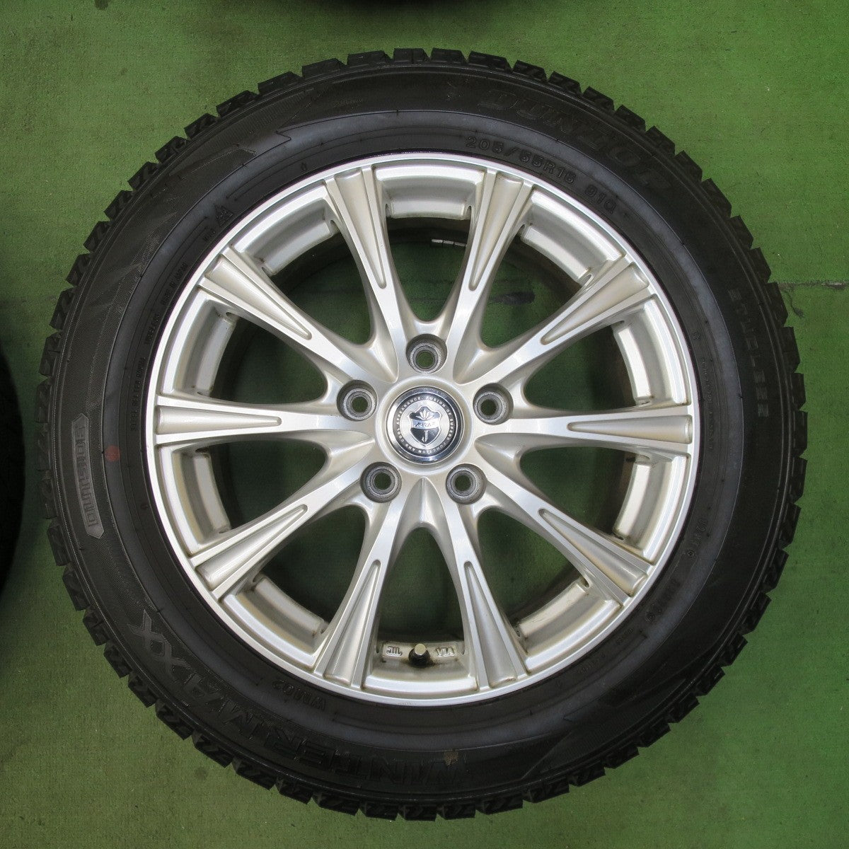 バリ溝！キレイ！9.5分★スタッドレス 205/55R16 ダンロップ ウインターマックス WM02 JOKER ジョーカー 16インチ PCD114.3/5H★5122603TTス