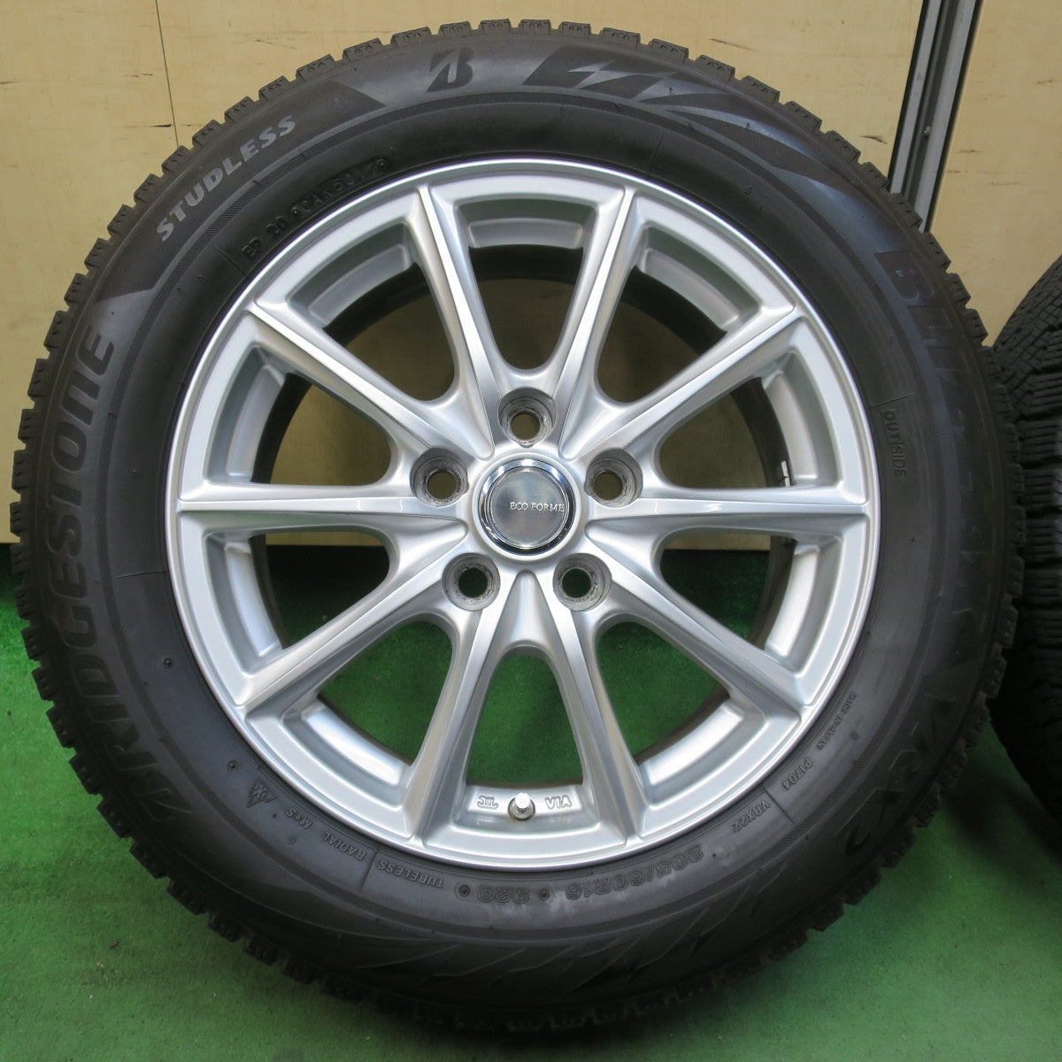 [送料無料] バリ溝！キレイ！9.5分★スタッドレス 205/60R16 ブリヂストン ブリザック VRX2 ECO FORME エコフォルム 16インチ PCD114.3/5H★5032914イス