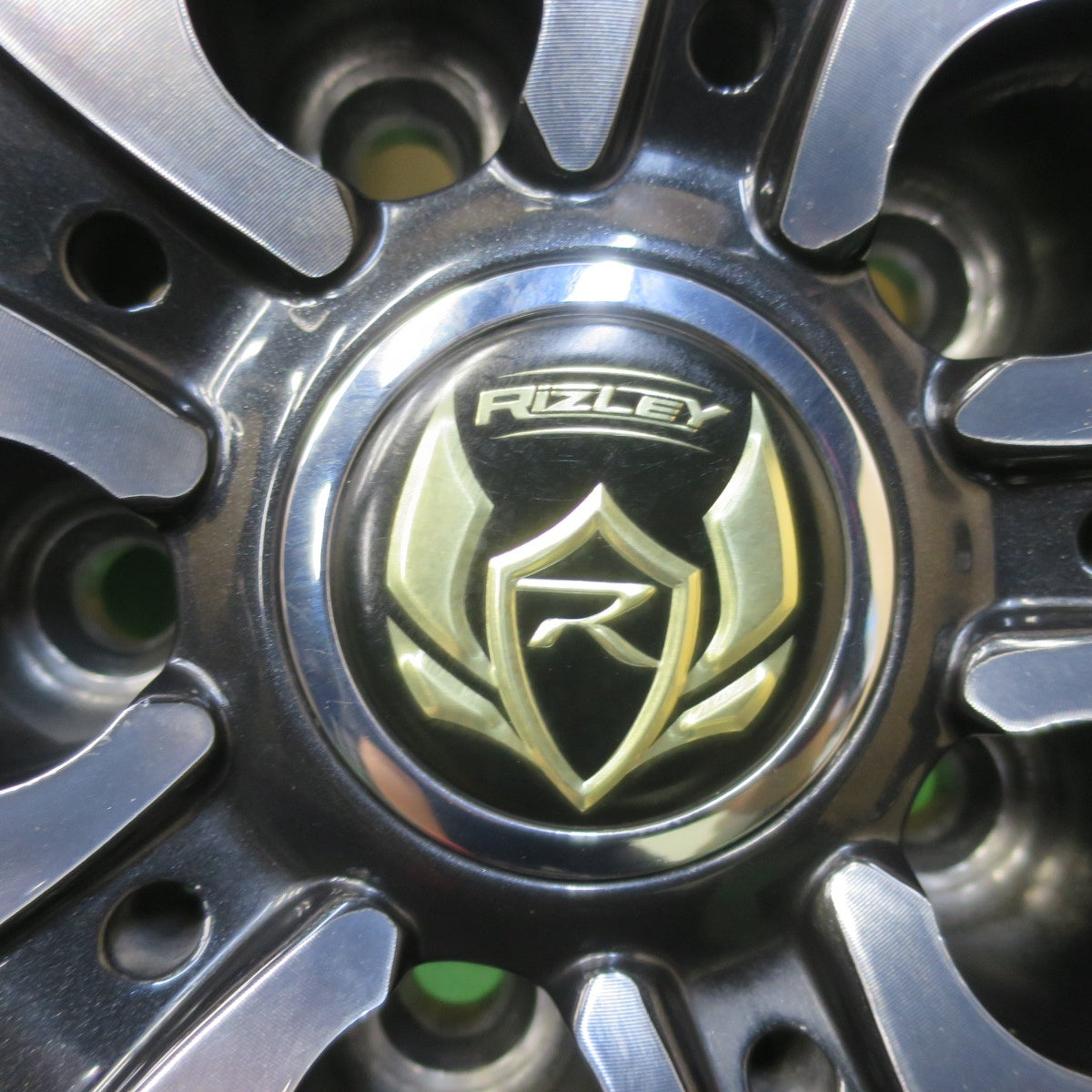 バリ溝！キレイ！8.5分★スタッドレス 215/55R17 グッドイヤー アイスナビ7 RiZLEY ライツレー 17インチ PCD114.3/5H★5070201イス