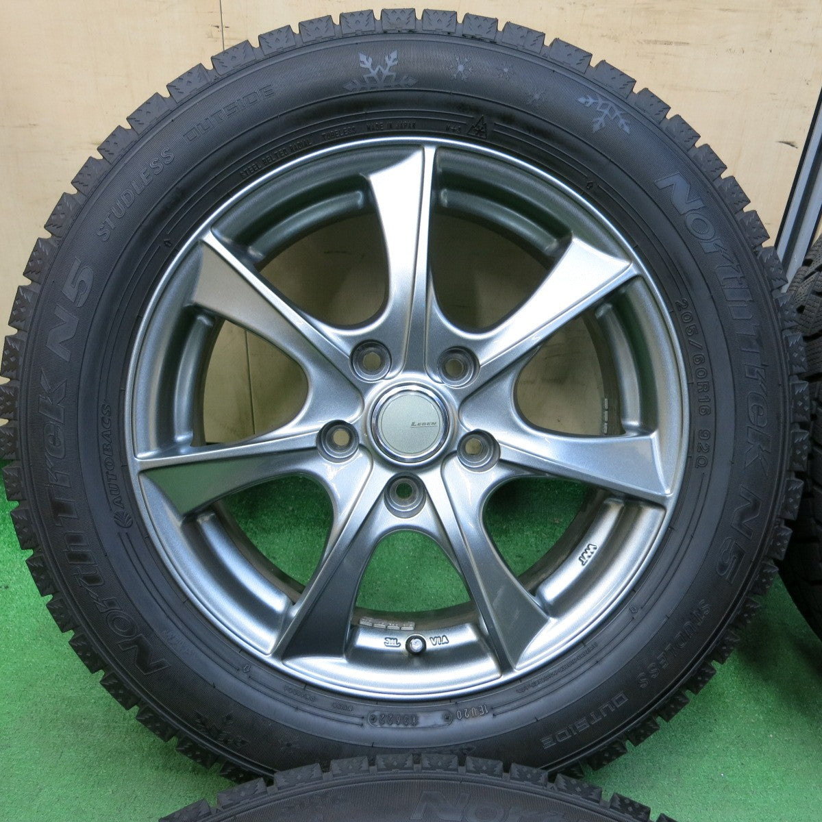 [送料無料] バリ溝！22年！キレイ！9.5分以上★スタッドレス 205/60R16 オートバックス ノーストレック N5 LEBEN レーベン 16インチ PCD114.3/5H★4100208SYス