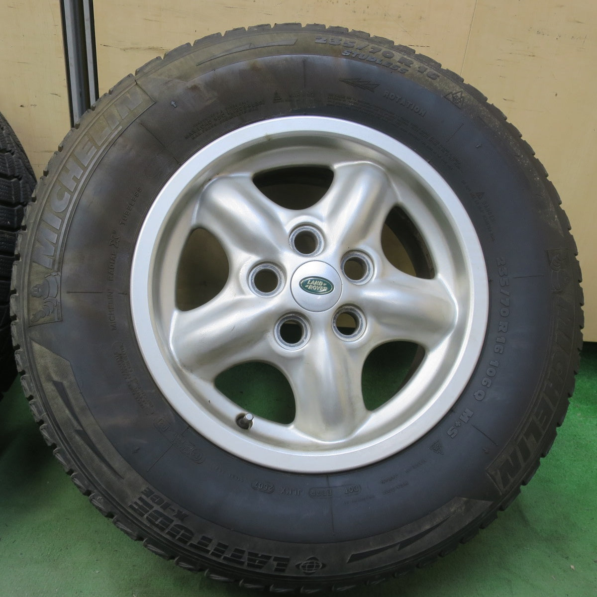 バリ溝！9分◎ランドローバー ディスカバリー 純正 235/70R16 スタッドレス ミシュラン LATITUDE X-ICE 16インチ PCD120.65/5H◎6061204イス