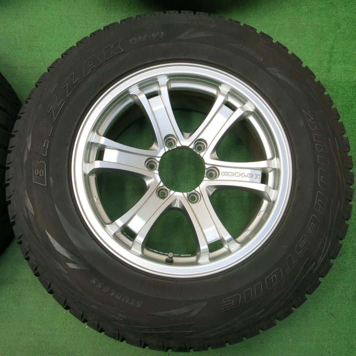 *送料無料* キレイ★スタッドレス KEELER 265/65R17 ブリヂストン ブリザック DM-V1 キーラー 17インチ PCD139.7/6H★4031501イス