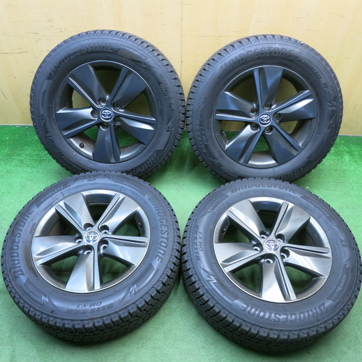 バリ溝！9.5分★トヨタ 60系 ハリアー 純正 225/65R17 スタッドレス ブリヂストン ブリザック DM-V3 17インチ PCD114.3/5H★6043002HAス