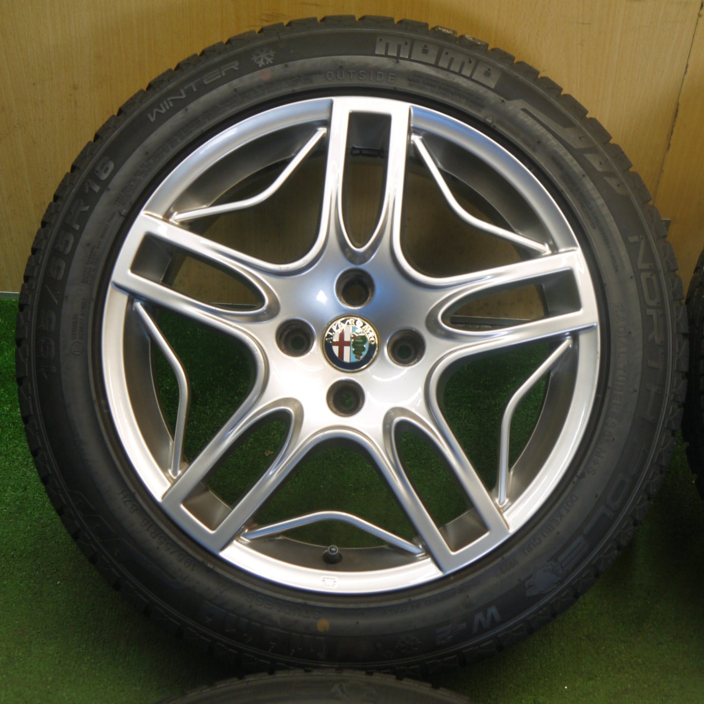 バリ溝！22年！9.5分★アルファロメオ ミト 純正 195/55R16 スタッドレス モモ NORTH POLE 16インチ PCD98/4H★6053106KKス