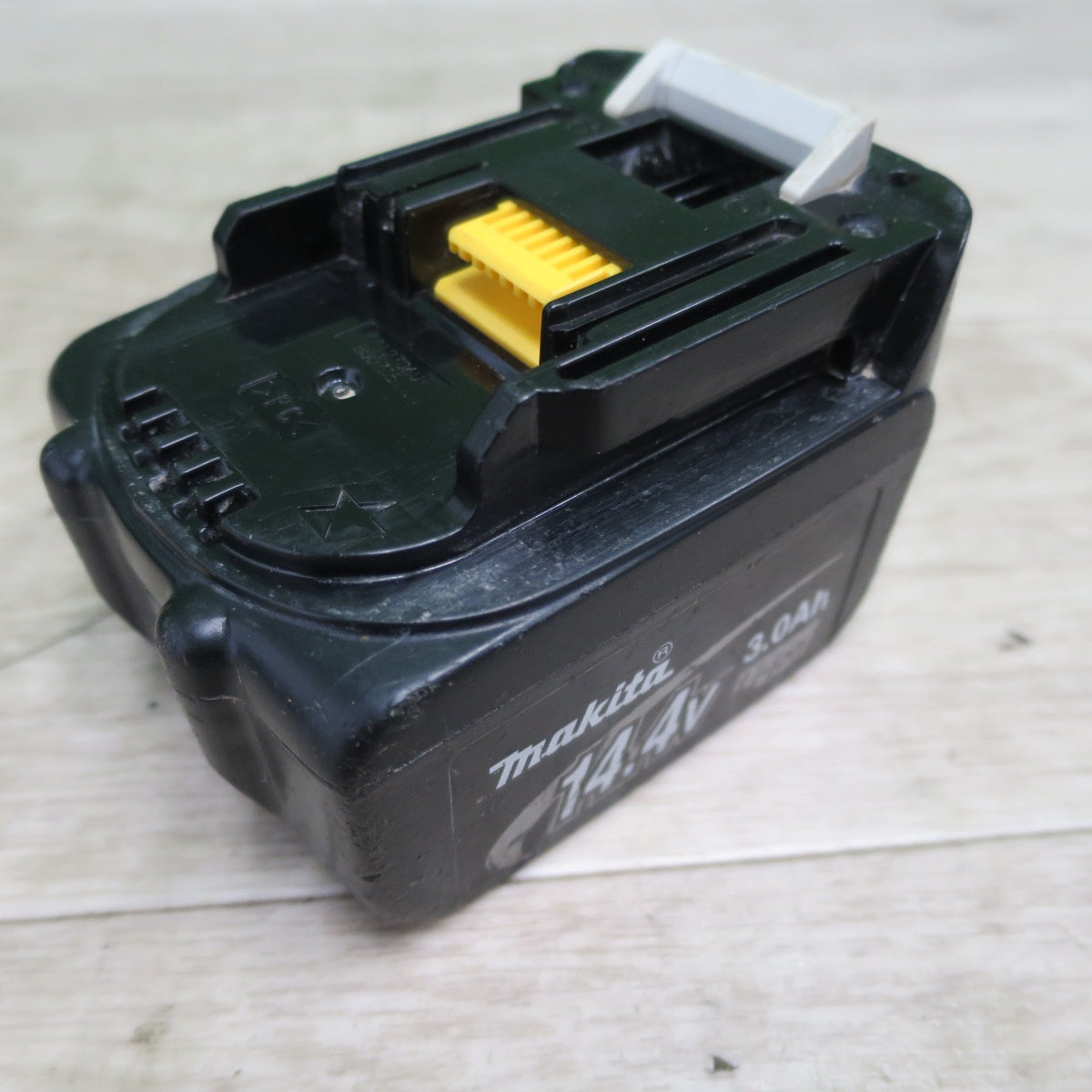 [送料無料] キレイ☆マキタ 充電式 LED ワーク ライト ML801 作業灯 照明 ランプ バッテリー 14.4V 3.0Ah☆