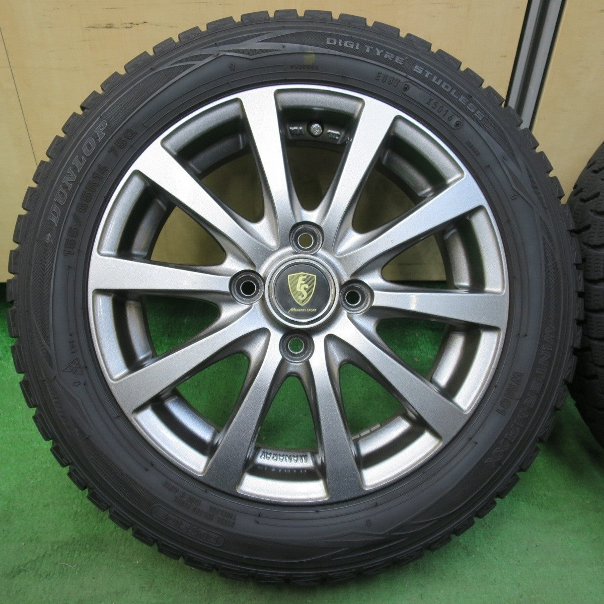 バリ溝！キレイ！8.5分★スタッドレス 155/65R14 ダンロップ ウインターマックス WM01 MANARAY SPORT マナレイスポーツ 14インチ PCD100/4H★5012209イス