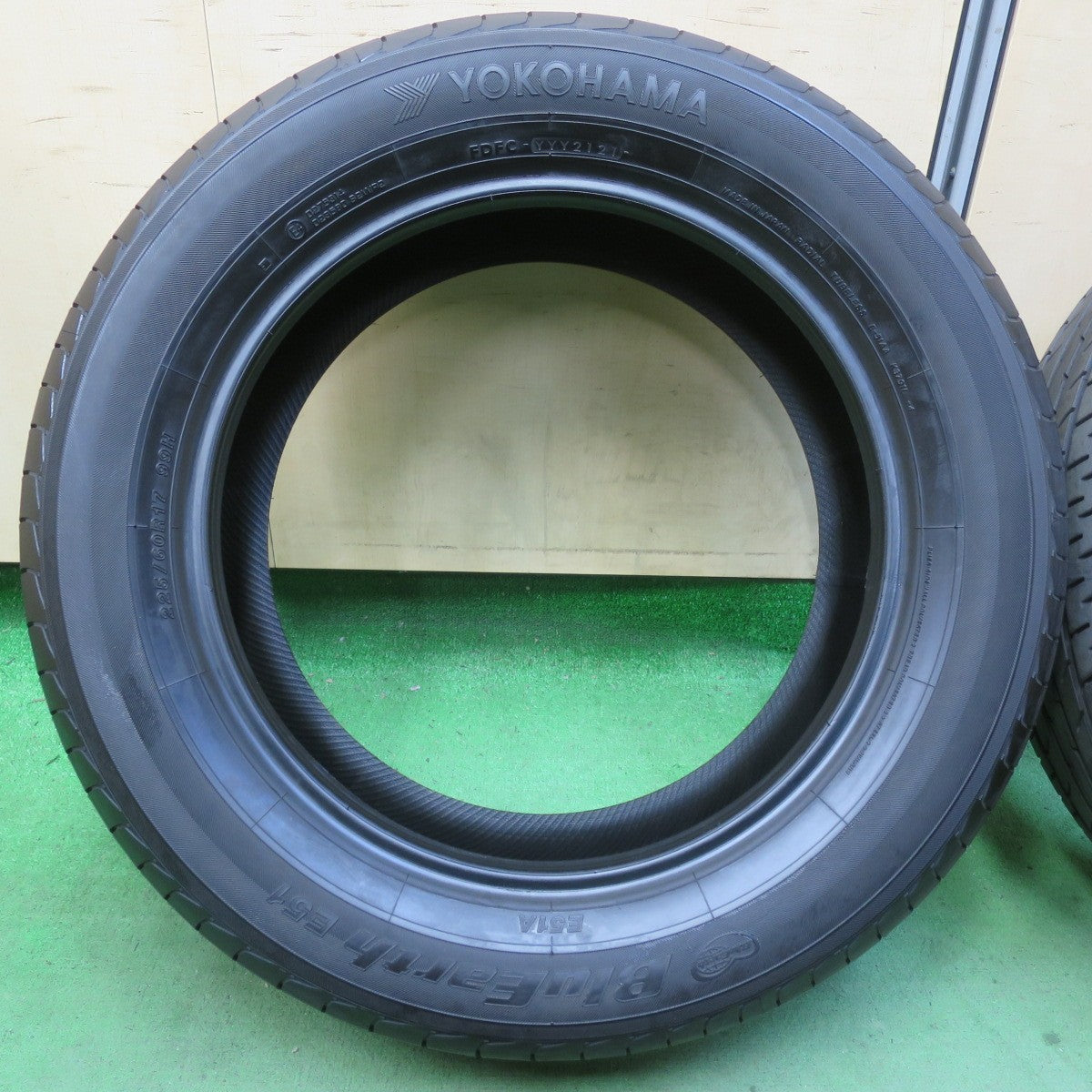 バリ溝！21年！9.5分以上★225/60R17 ヨコハマ ブルーアース E51 E51A タイヤ 17インチ アルファード ヴェルファイア 等★5061004イノタ