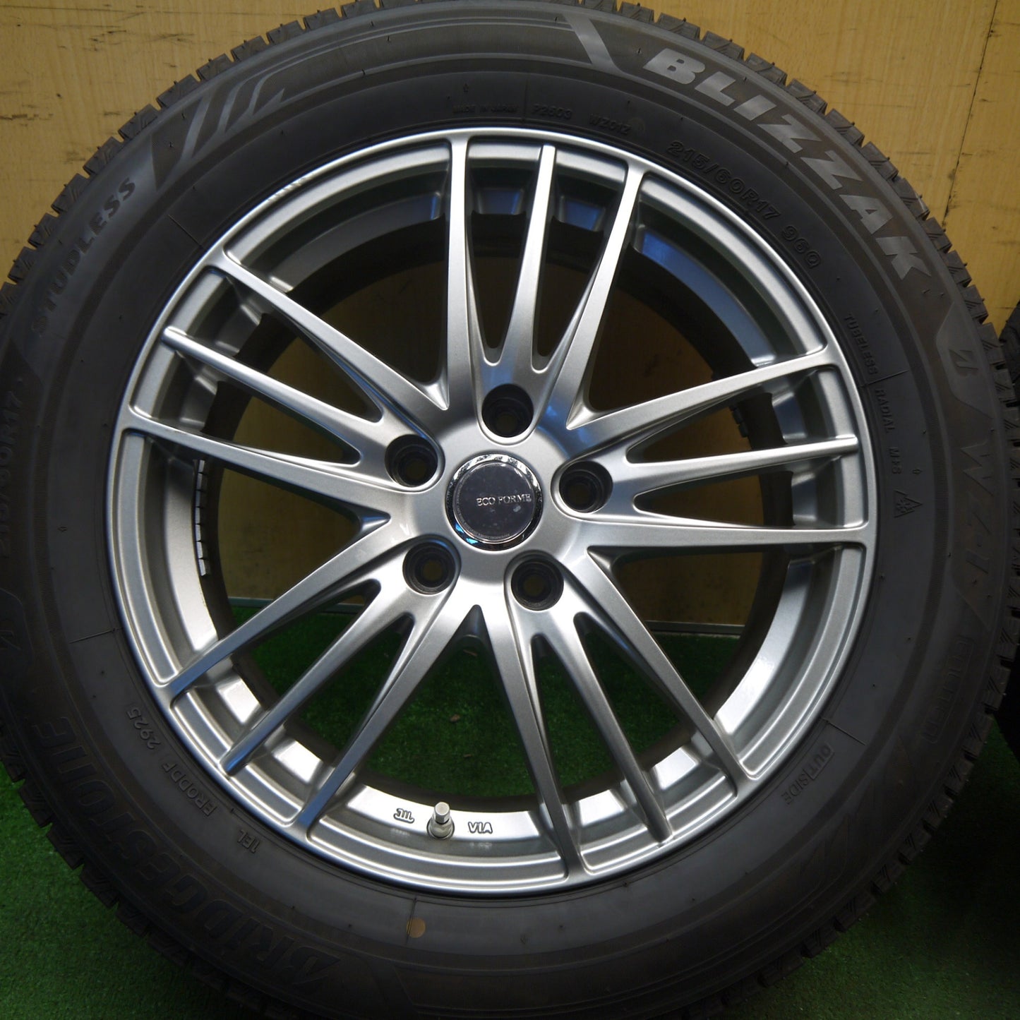 トヨタ純正センサー付！バリ溝！25年！キレイ！ほぼ10分★スタッドレス 215/60R17 ブリヂストン ブリザック WZ-1 ECO FORME SE-18 エコフォルム 17インチ PCD114.3/5H★6031803Hス