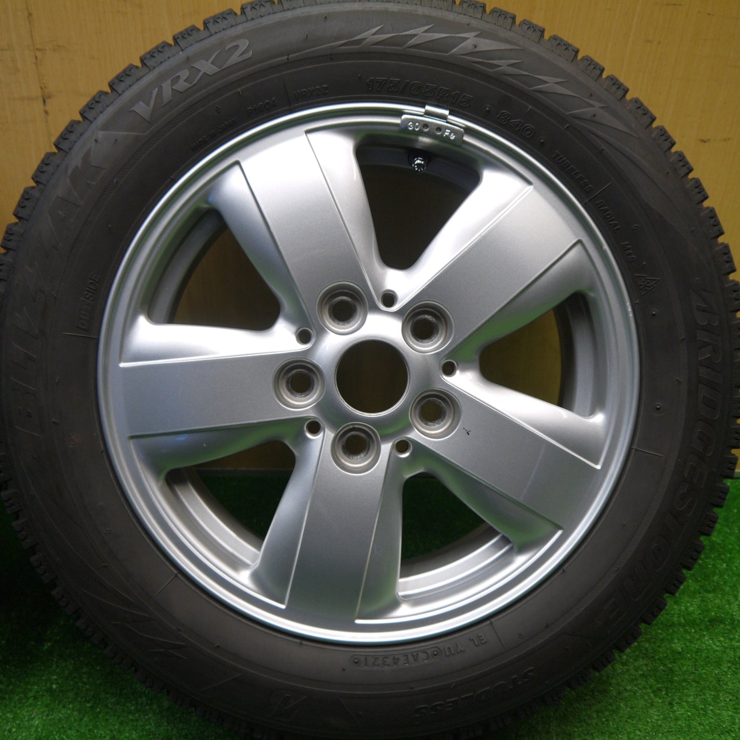 キレイ！21年★MINI F56 ミニ クーパー 純正 175/65R15 スタッドレス ブリヂストン ブリザック VRX2 15インチ PCD112/5H★5102402Hス