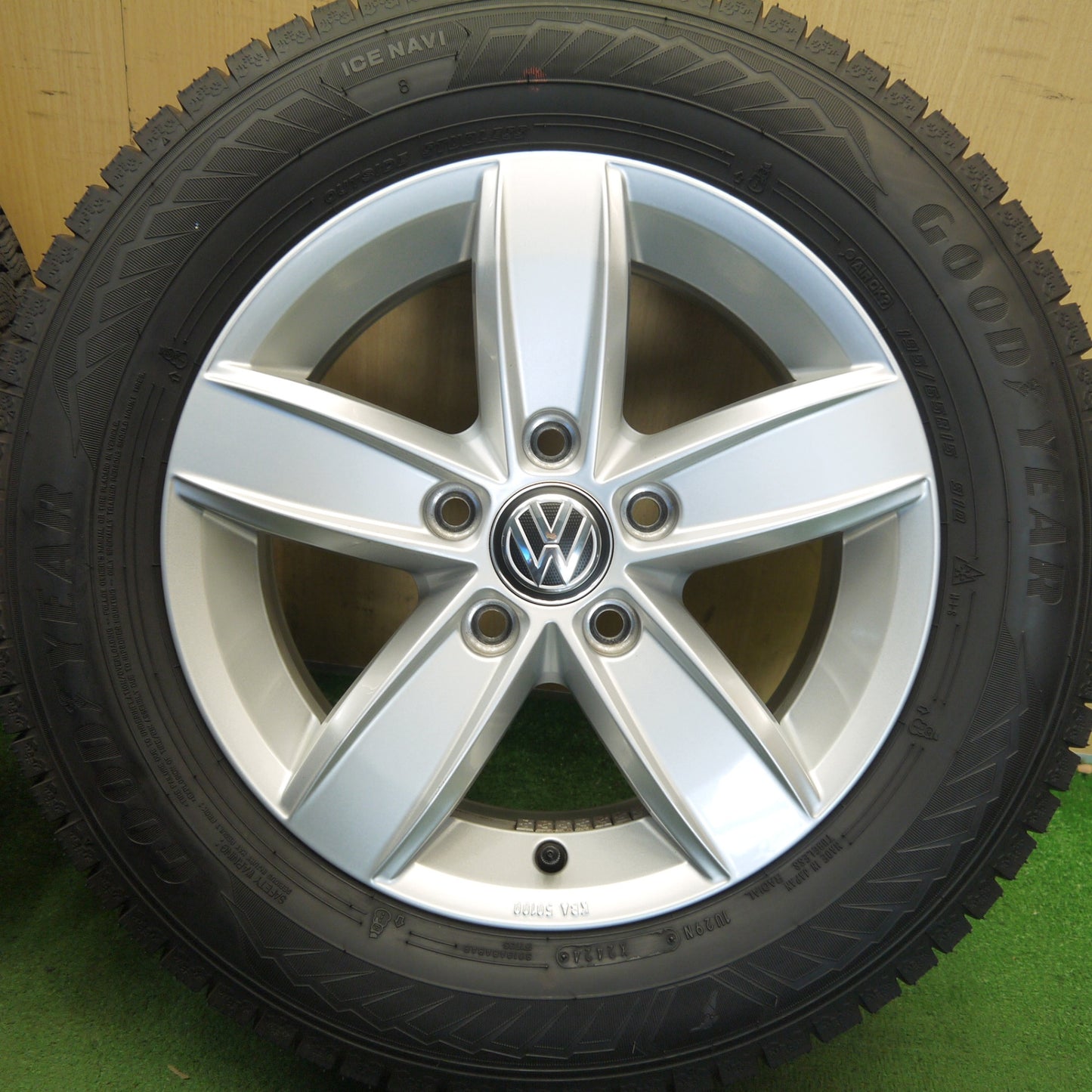 バリ溝！24年！キレイ！9.5分◎ワーゲン コルヴァーラ ゴルフ 等 純正 195/65R15 スタッドレス グッドイヤー アイスナビ8 15インチ コルバラ PCD112/5H◎6080402Hス