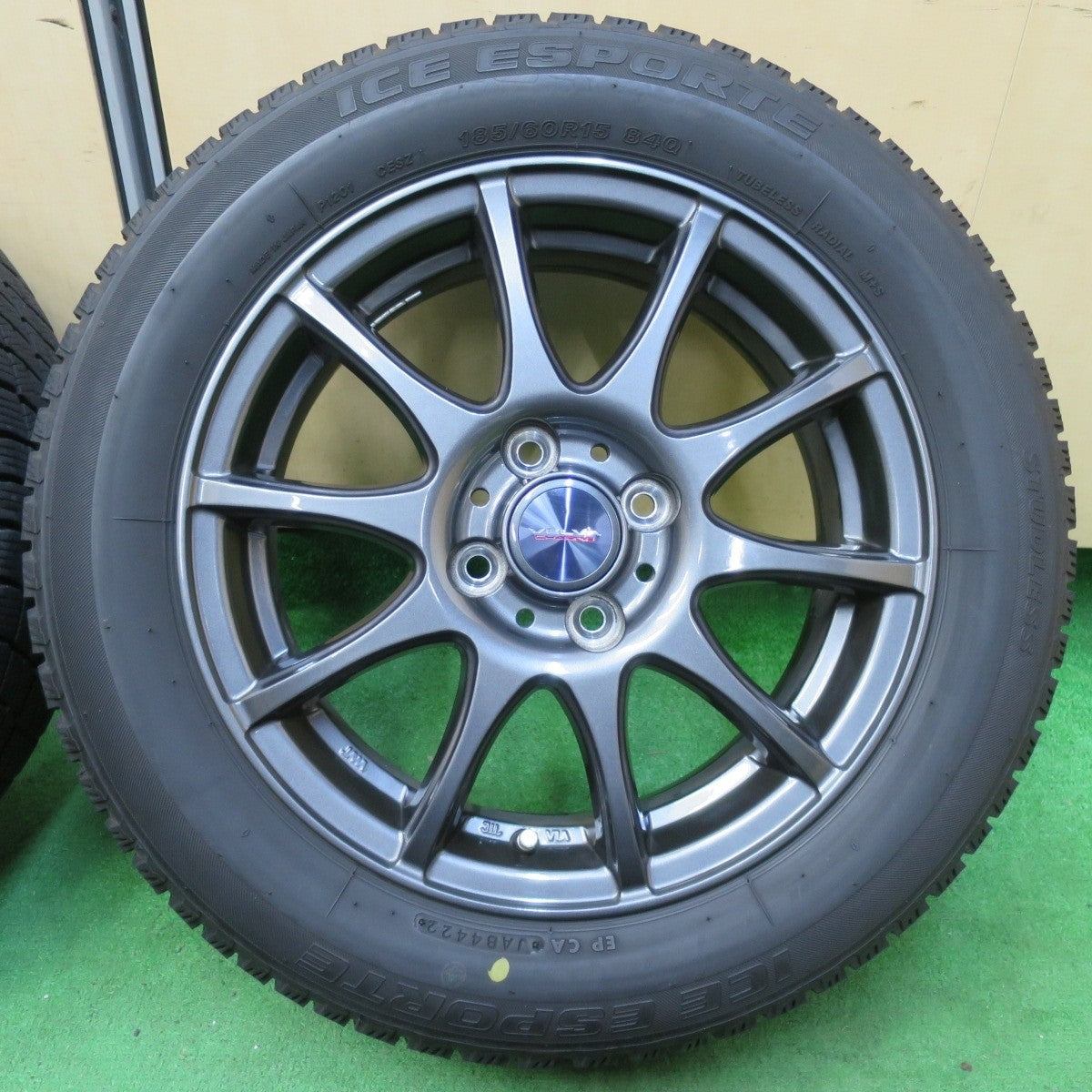 バリ溝！22年！キレイ！8.5分★スタッドレス 185/60R15 アイスエスポルテ VELVA CHARGE ヴェルヴァ PCD100/4H★4090310イス