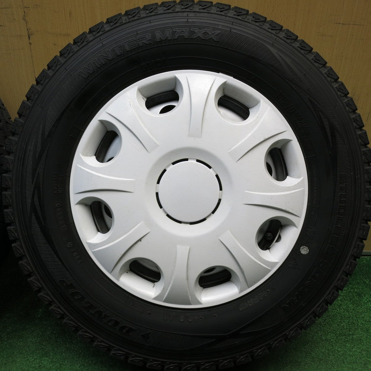 バリ溝！9.5分★スタッドレス 145R12 6PR ダンロップ ウインターマックス SV01 スチール ホイール キャップ 付き 12インチ PCD100/4H★6041206HAス