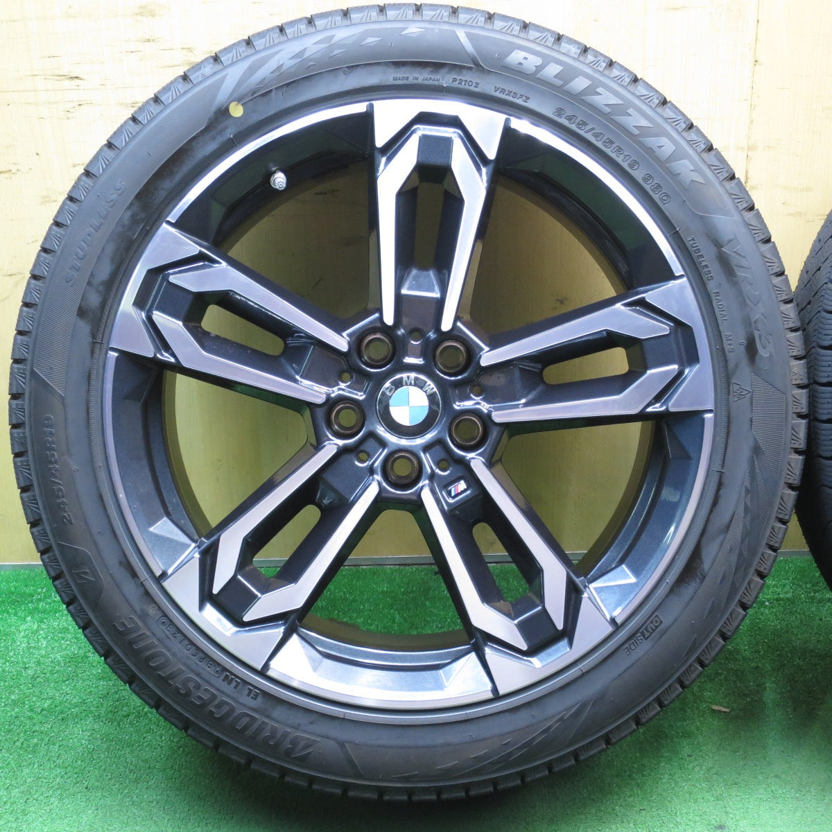 センサー付 バリ溝 23年 綺麗 9.5分以上★BMW x2 xDrive 20i Mスポーツ 純正  245/45R19 スタッドレス ブリヂストン ブリザック VRX3 PCD112/5H★5052102NJス