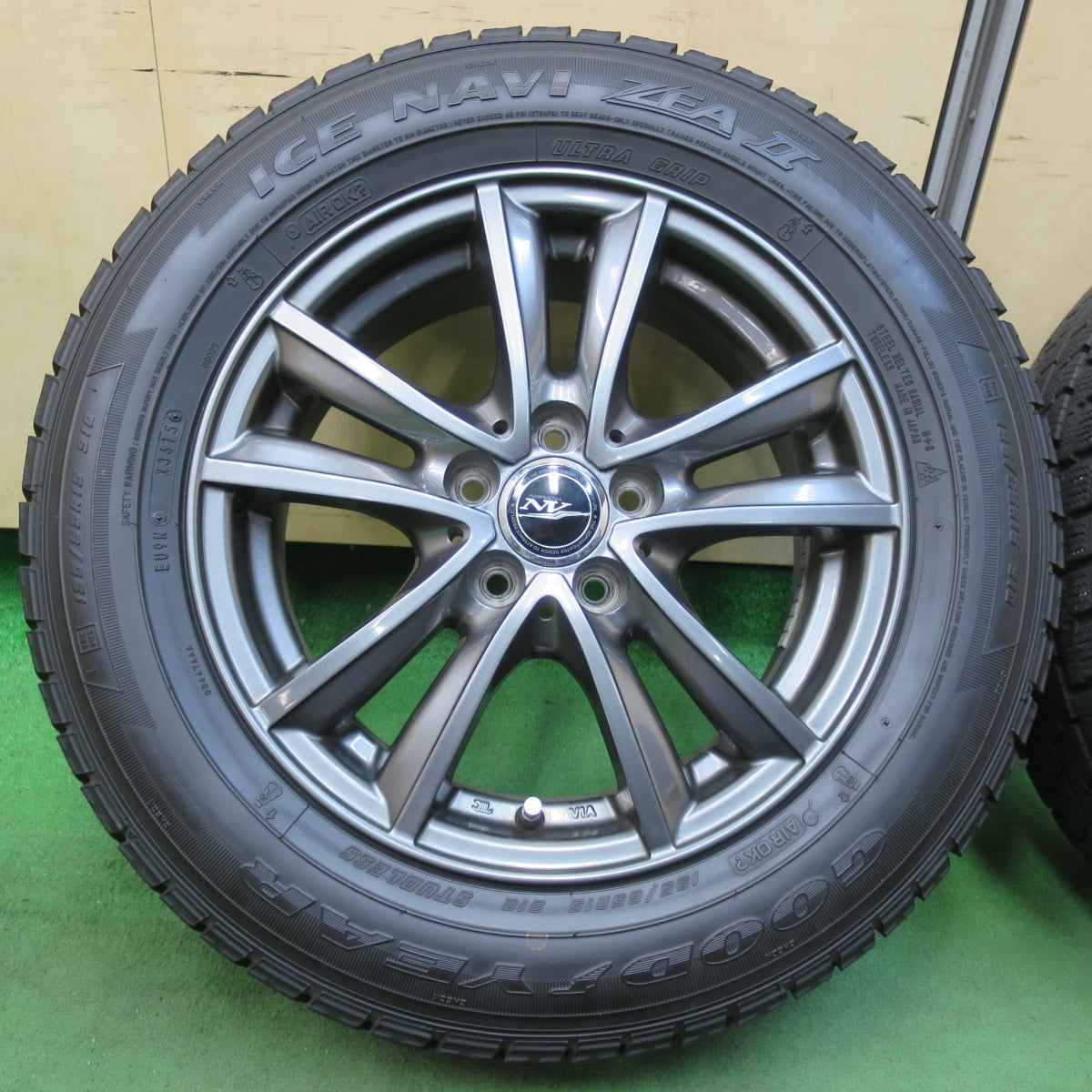 [送料無料] バリ溝！キレイ！8.5分★プリウス 等 195/65R15 スタッドレス グッドイヤー アイスナビ ZEA2 NIRVANA NV ニルヴァーナ ニルバーナ 15インチ PCD100/5H★5031707イス