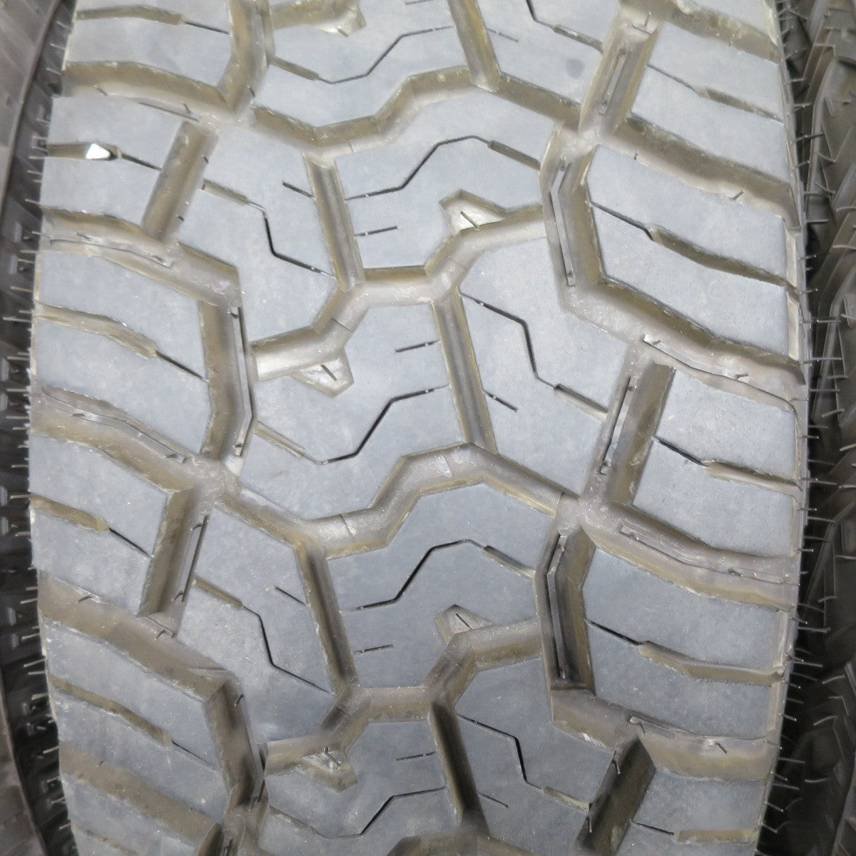 バリ溝！25年！キレイ！9.5分★トヨタ GUN125 ハイラックス GRスポーツ 純正 265/65R18 122/119Q ヨコハマ ジオランダー X-AT 18インチ PCD139.7/6H★6022801NKノ