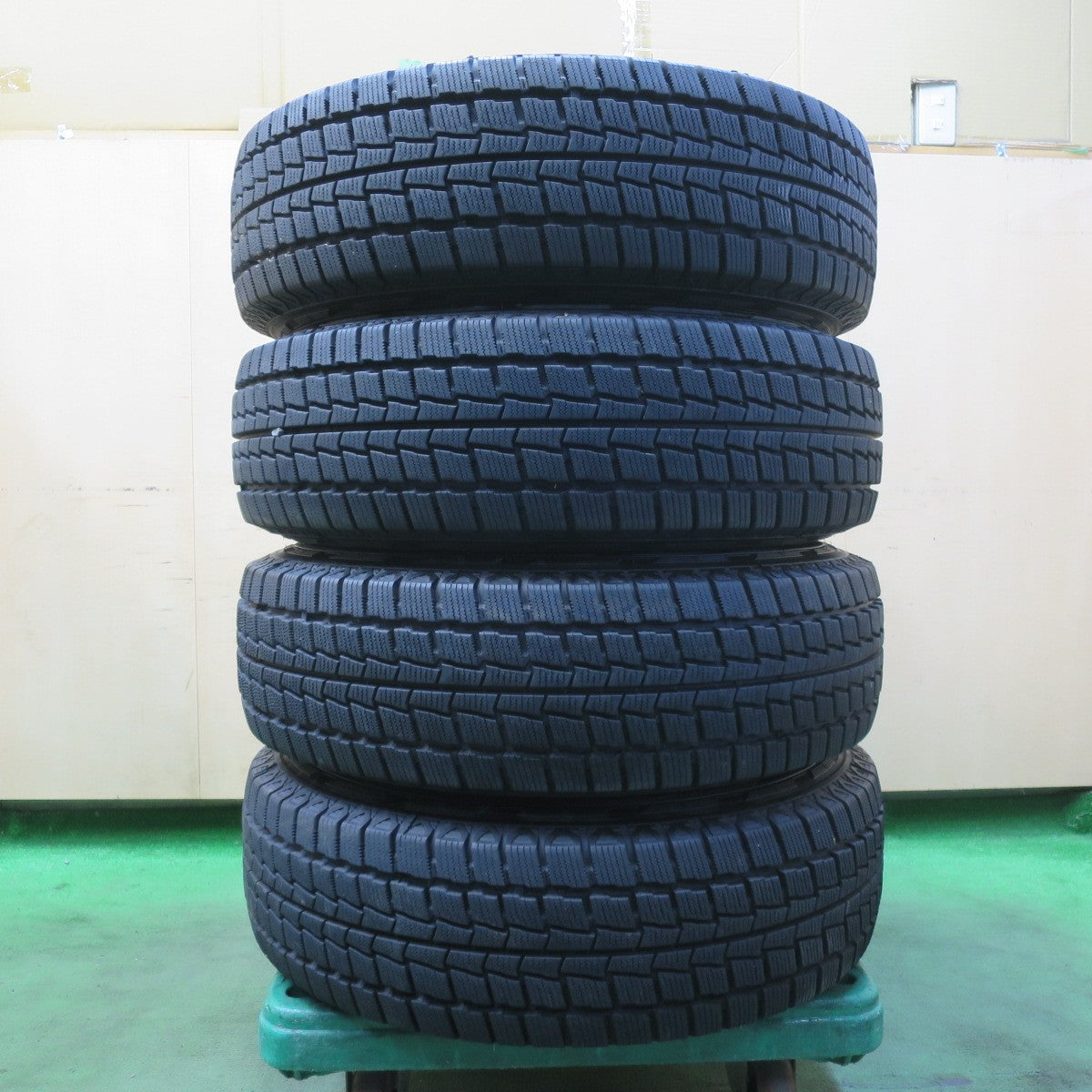 バリ溝！23年！キレイ！9.5分★200系 ハイエース BISON BN-01 195/80R15 107/105L スタッドレス ハンコック ウインター RW06 バイソン 15インチ PCD139.7/6H★5110408イス