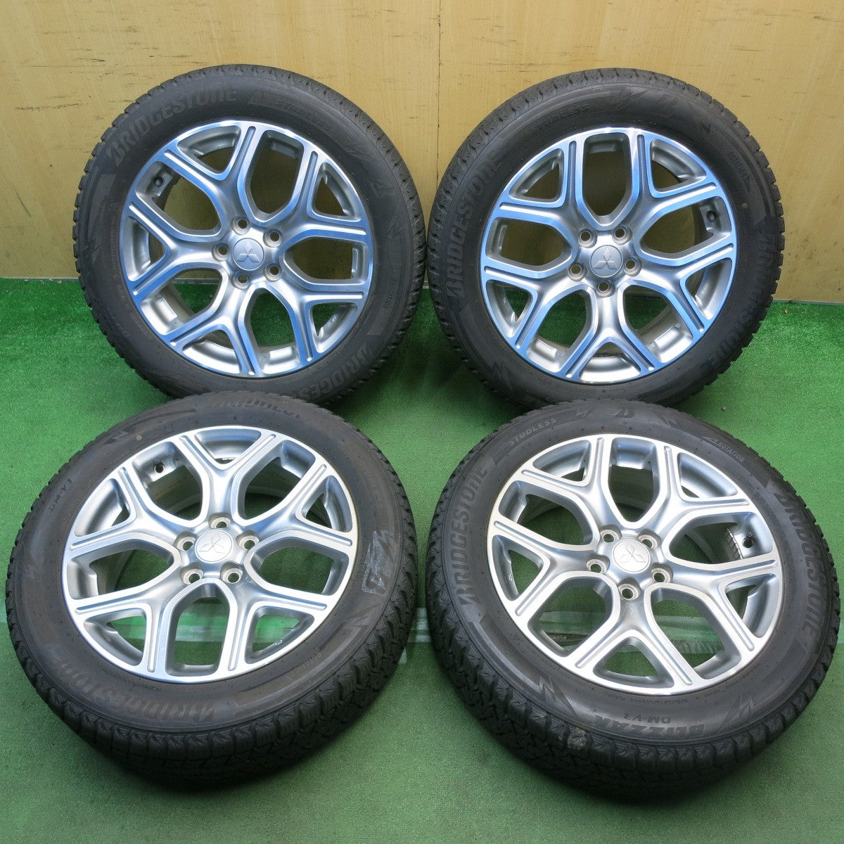 キレイ◎三菱 アウトランダー PHEV 純正 225/55R18 スタッドレス ブリヂストン ブリザック DM-V3 18インチ PCD114.3/5H◎6100302HAス