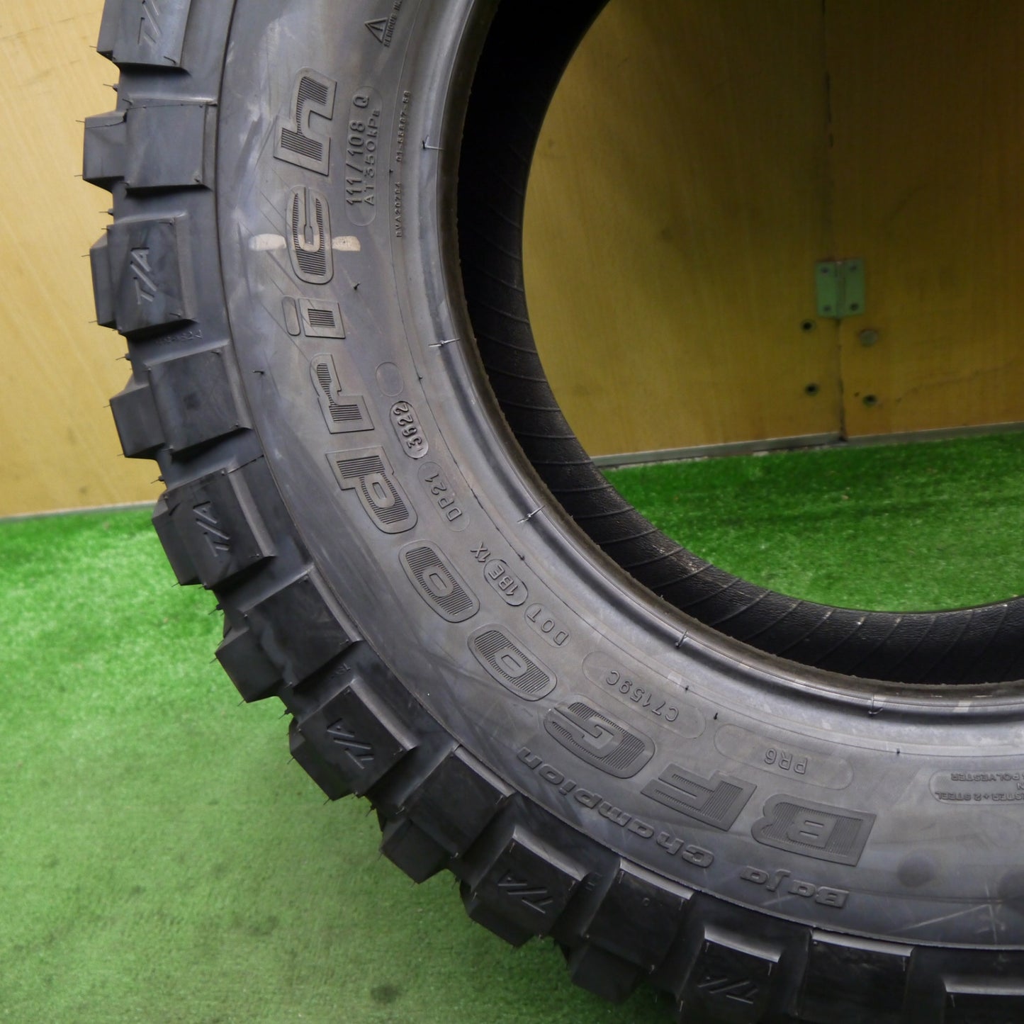 未使用！22年！1本★255/75R17 111/108Q BFグッドリッチ Mud-Terrain T/A KM2 マッドテレーン 17インチ ジープ ラングラー 等★5081801Hノタ