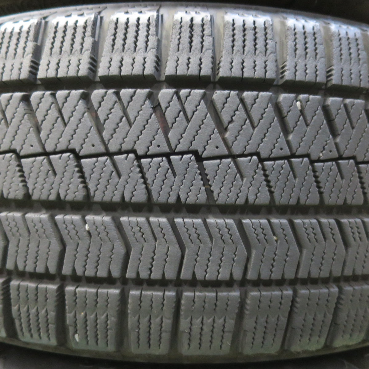 バリ溝！22年！キレイ！9.5分★スタッドレス 225/60R17 ブリヂストン ブリザック VRX2 ravrion RM01 ラブリオン 17インチ PCD114.3/5H★5122401イス