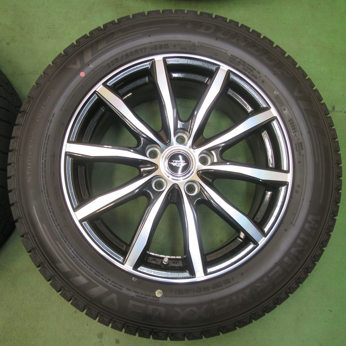 バリ溝！22年！キレイ！9.5分★スタッドレス 225/60R17 ダンロップ ウインターマックス 03 TEAD テッド 17インチ PCD114.3/5H★6010909イス