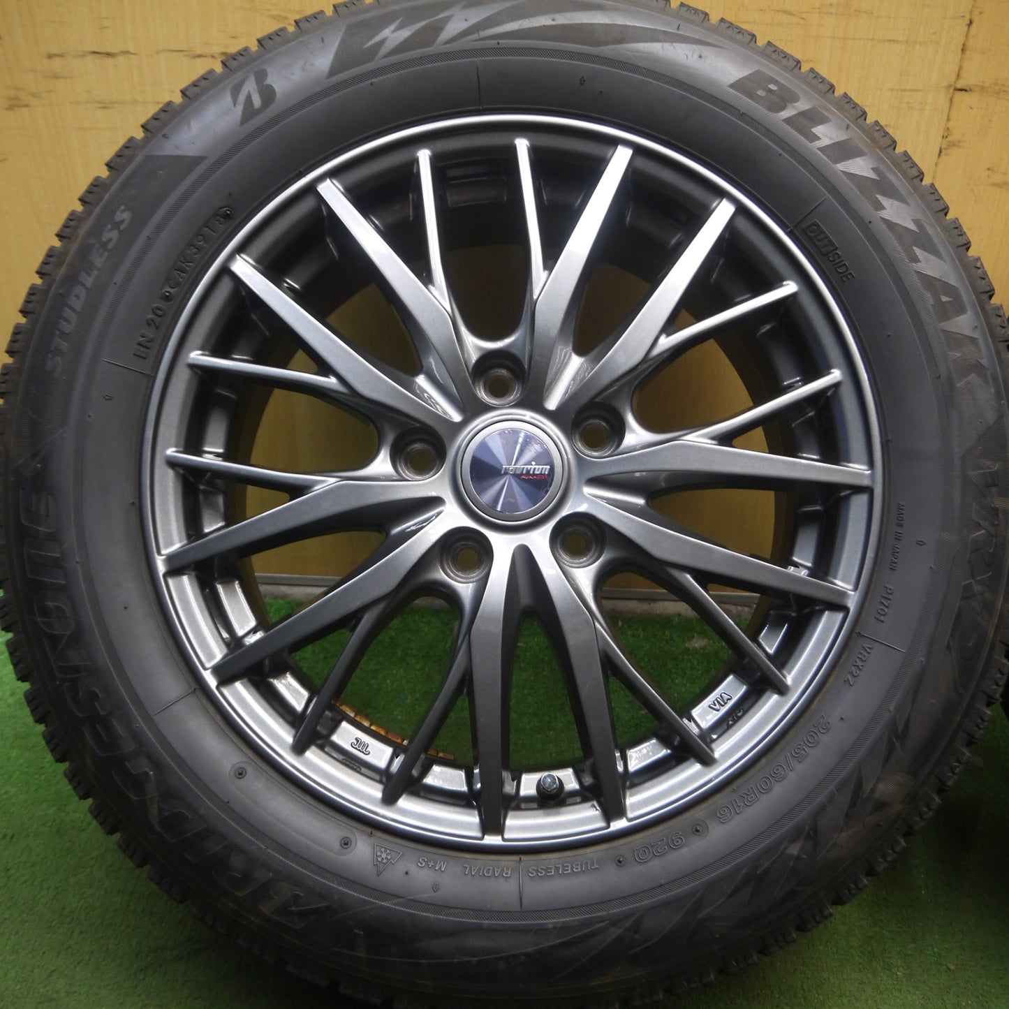 *送料無料* バリ溝！キレイ！9分★スタッドレス 205/60R16 ブリヂストン ブリザック VRX2 ravrion RM01 ラブリオン 16インチ PCD114.3/5H★4032511Hス