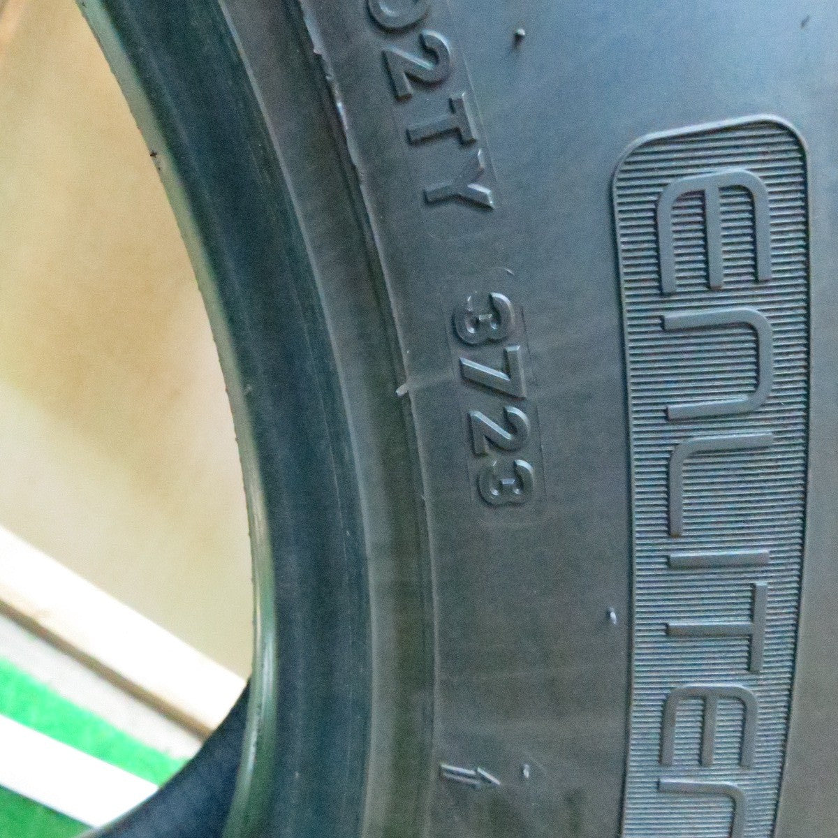 *送料無料* バリ溝！23年！9.5分以上★トラック タイヤ 245/70R19.5 136/134J スタッドレス ブリヂストン W999 19.5インチ★4050410ナス
