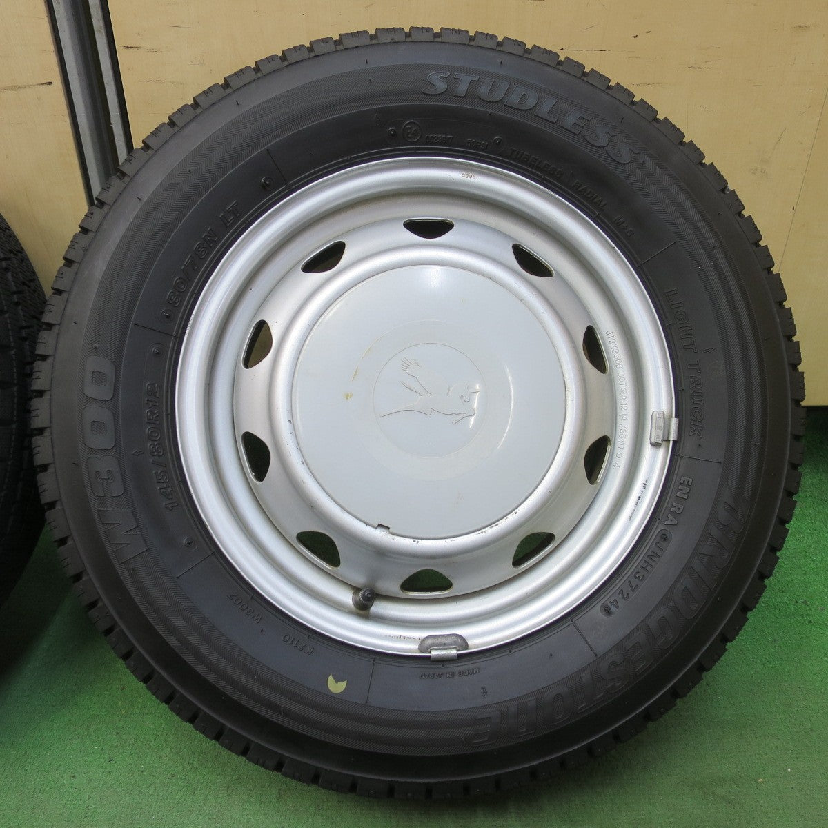 バリ溝！24年！9分★スタッドレス 145/80R12 80/78N ブリヂストン W300 スチール ホイール 12インチ PCD100 110 114.3/4H マルチ★6042010イス