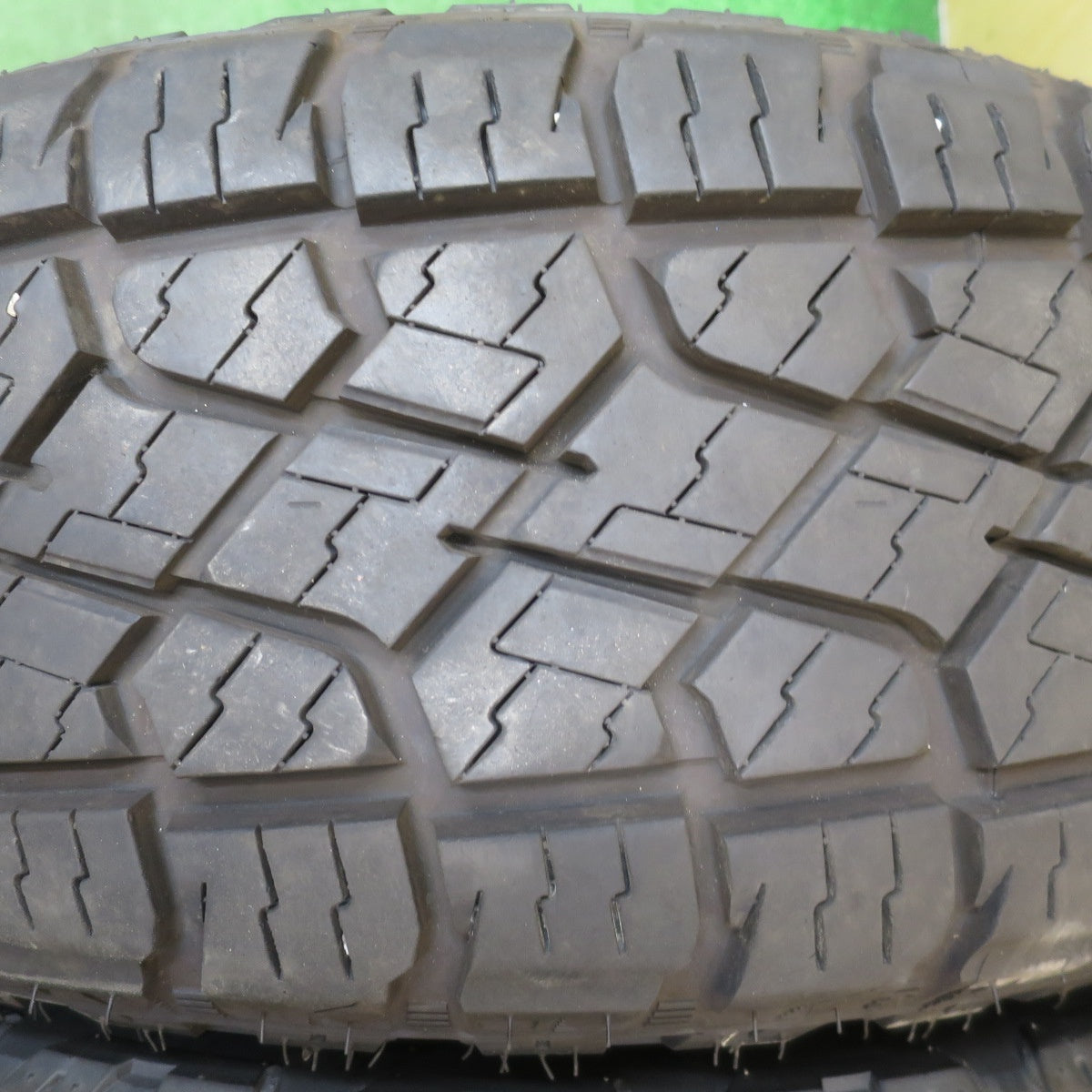バリ溝！25年！キレイ！9.5分★ハイエース仕様 ハイラックス GR スポーツ 純正 225/55R18 モンスタ TERRAIN GRIPPER PCD139.7/6H★5080806NJノ