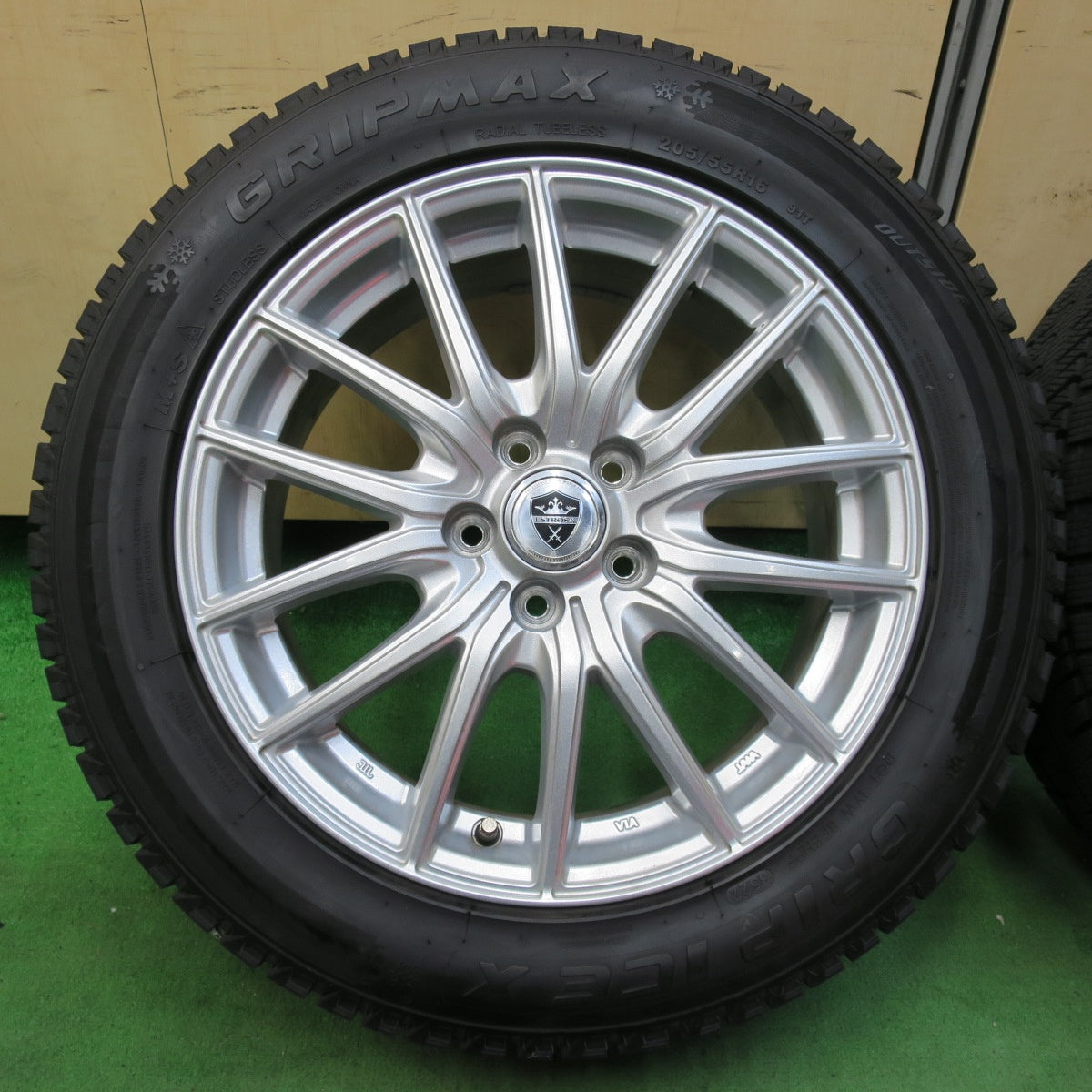 [送料無料] バリ溝！22年！キレイ！9.5分★インプレッサ 等 205/55R16 スタッドレス グリップマックス GRIP ICE X ESTROSA エステローザ 16インチ PCD100/5H★5010702イス