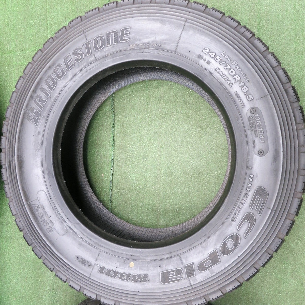 *送料無料* 新車外し！22年！ほぼ未使用★トラック タイヤ 245/70R19.5 136/134J ブリヂストン エコピア M801Ⅱ ミックス オールシーズン 19.5インチ★4071006HAノタ